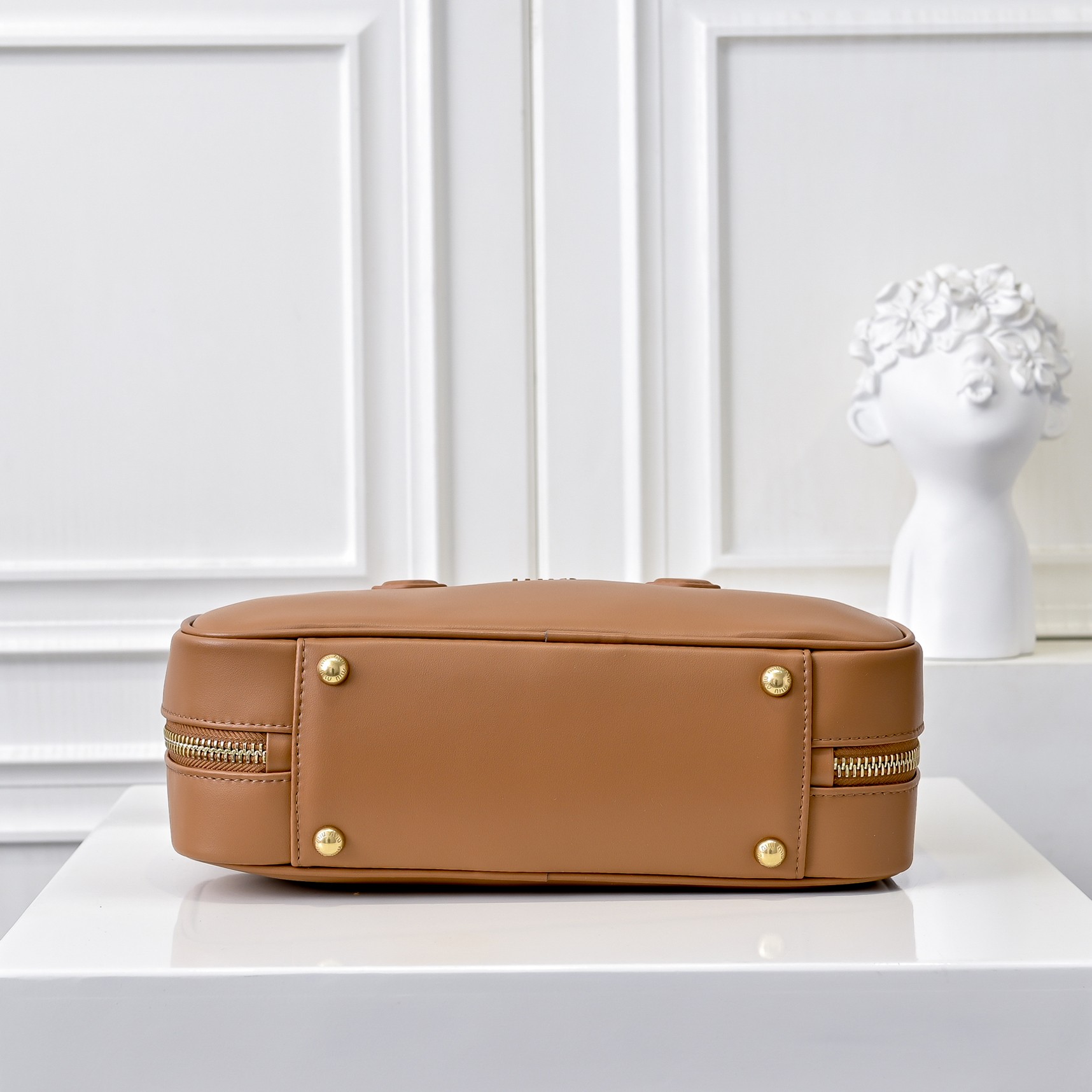 ￥Miu家新款保龄球包包，官网主推，今年绝对爆🔥款式，顶级进口小牛皮，Miu家独具风格Matelasse