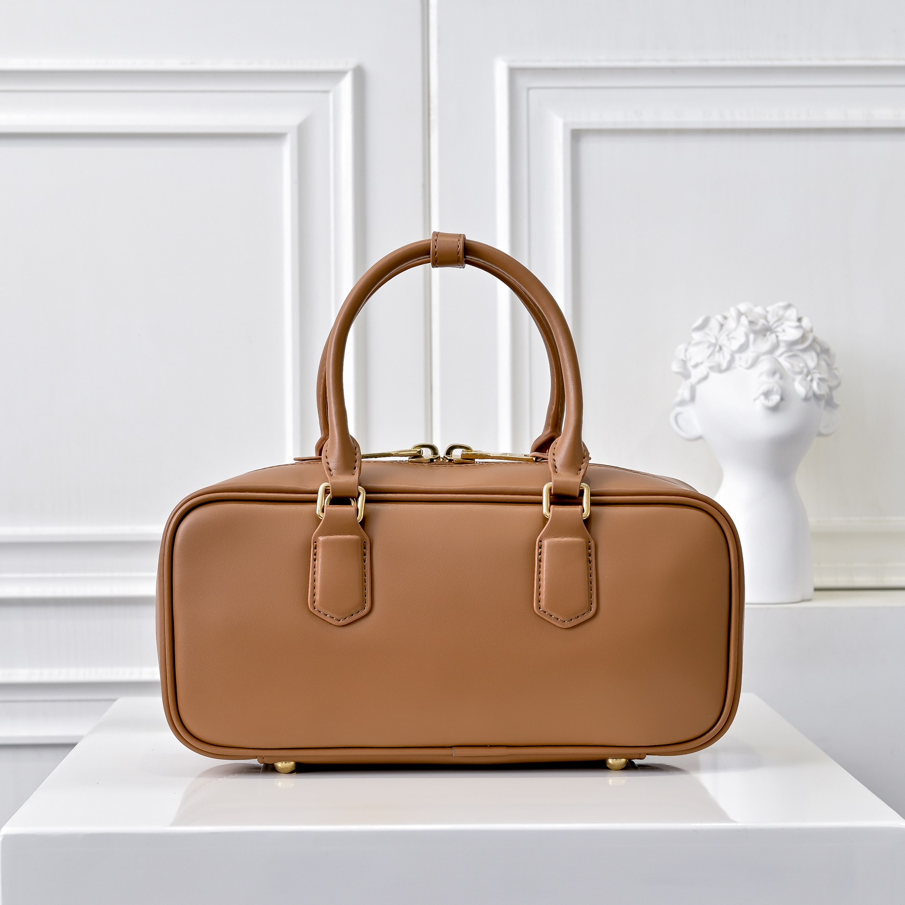 ￥Miu家新款保龄球包包，官网主推，今年绝对爆🔥款式，顶级进口小牛皮，Miu家独具风格Matelasse