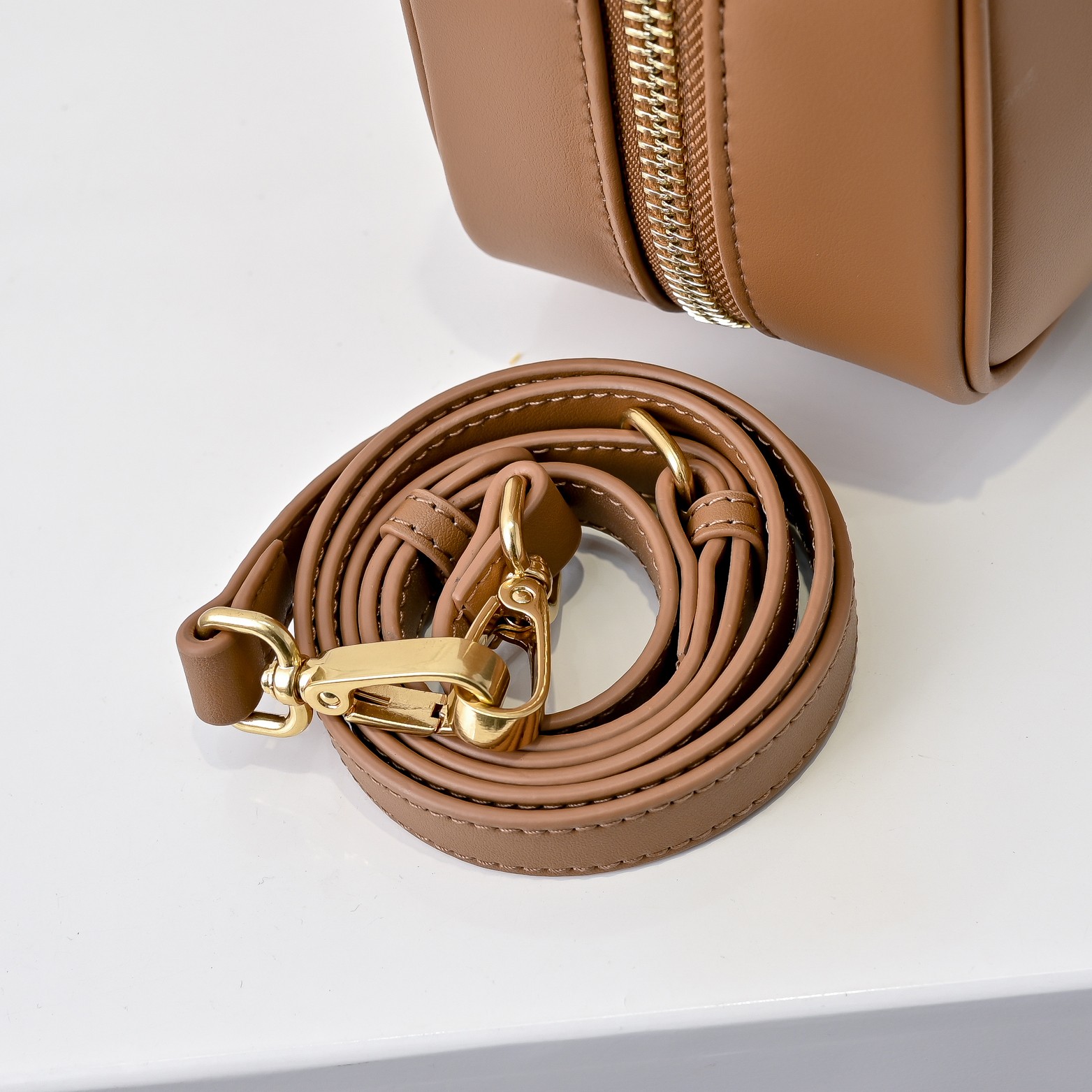 ￥Miu家新款保龄球包包，官网主推，今年绝对爆🔥款式，顶级进口小牛皮，Miu家独具风格Matelasse