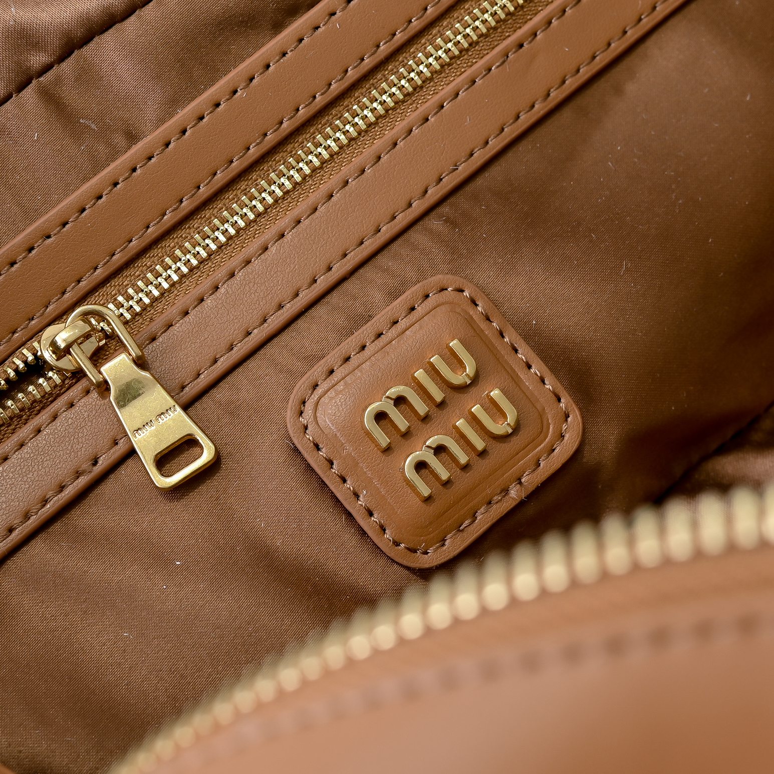 ￥Miu家新款保龄球包包，官网主推，今年绝对爆🔥款式，顶级进口小牛皮，Miu家独具风格Matelasse