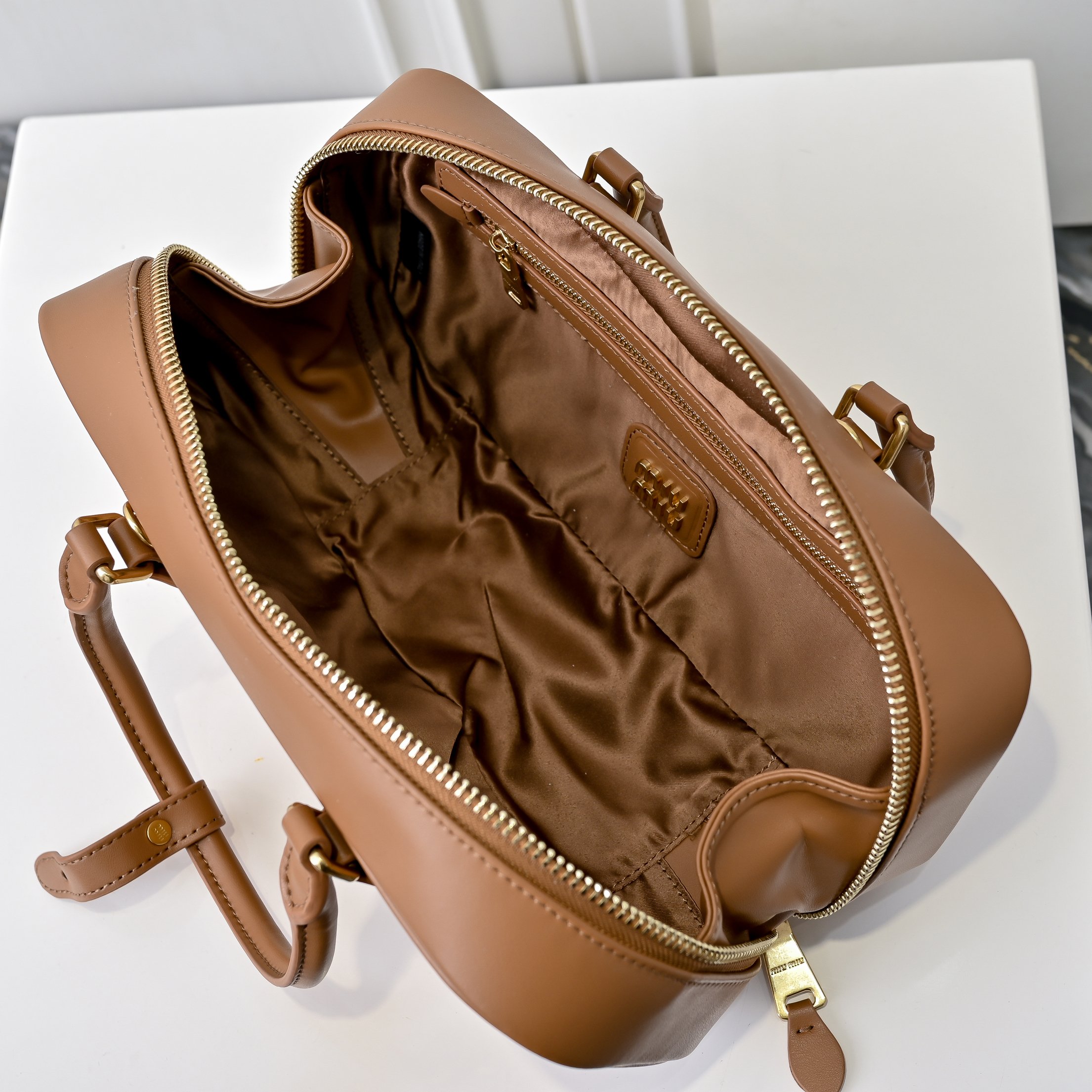 ￥Miu家新款保龄球包包，官网主推，今年绝对爆🔥款式，顶级进口小牛皮，Miu家独具风格Matelasse