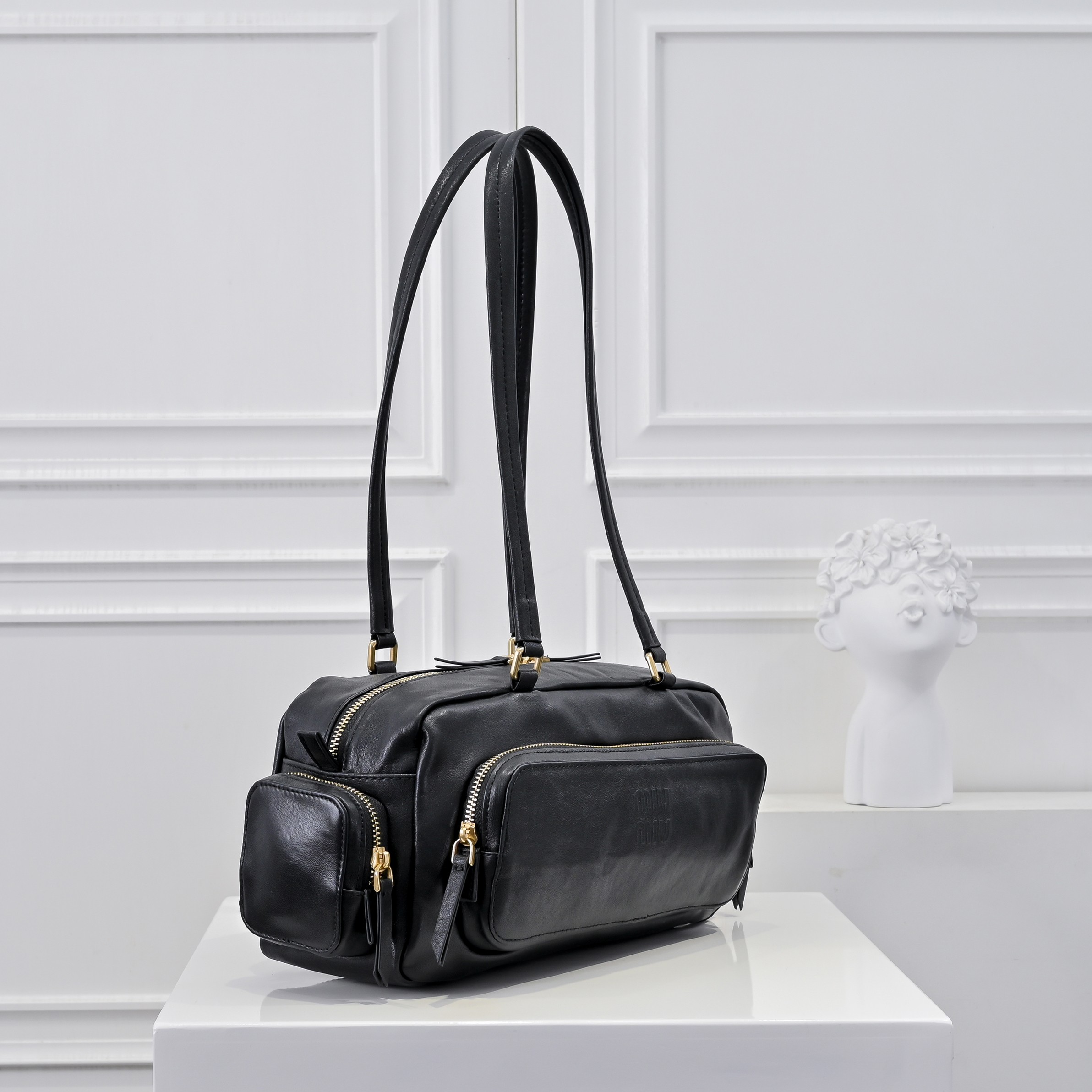 ，MiuMi*25ss 早春款 机车包
火爆全网中 早春款真的太种草了！!延续上一季不羁的“叛逆少女”也