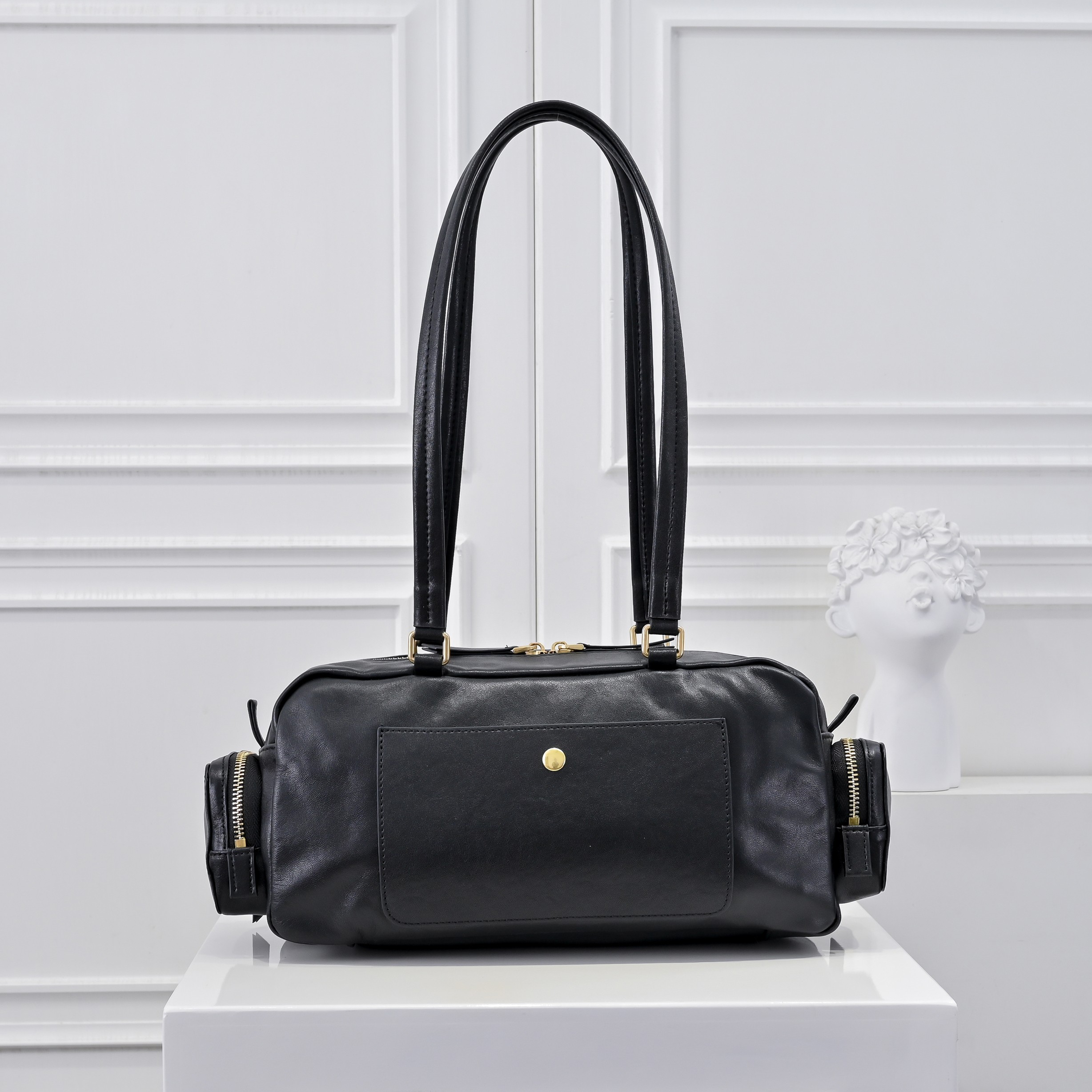 ，MiuMi*25ss 早春款 机车包
火爆全网中 早春款真的太种草了！!延续上一季不羁的“叛逆少女”也