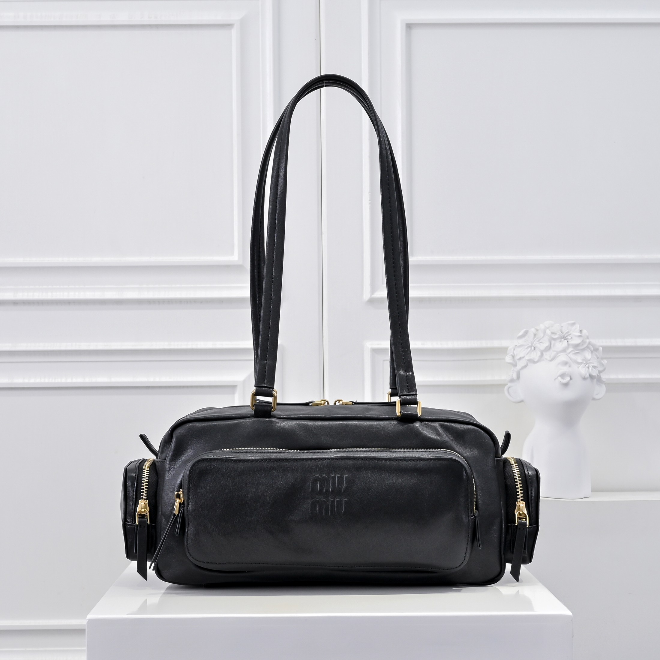 ，MiuMi*25ss 早春款 机车包
火爆全网中 早春款真的太种草了！!延续上一季不羁的“叛逆少女”也