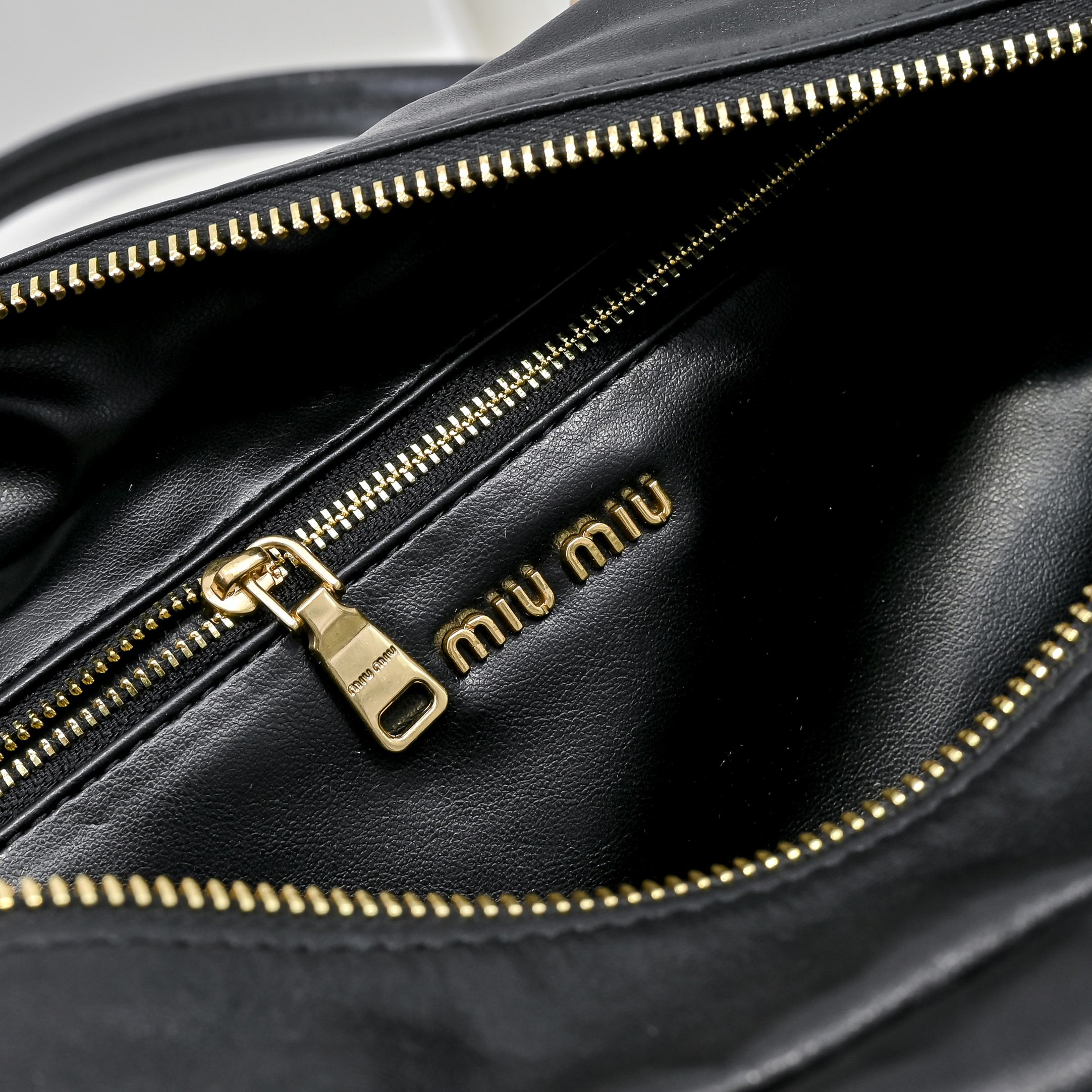 ，MiuMi*25ss 早春款 机车包
火爆全网中 早春款真的太种草了！!延续上一季不羁的“叛逆少女”也