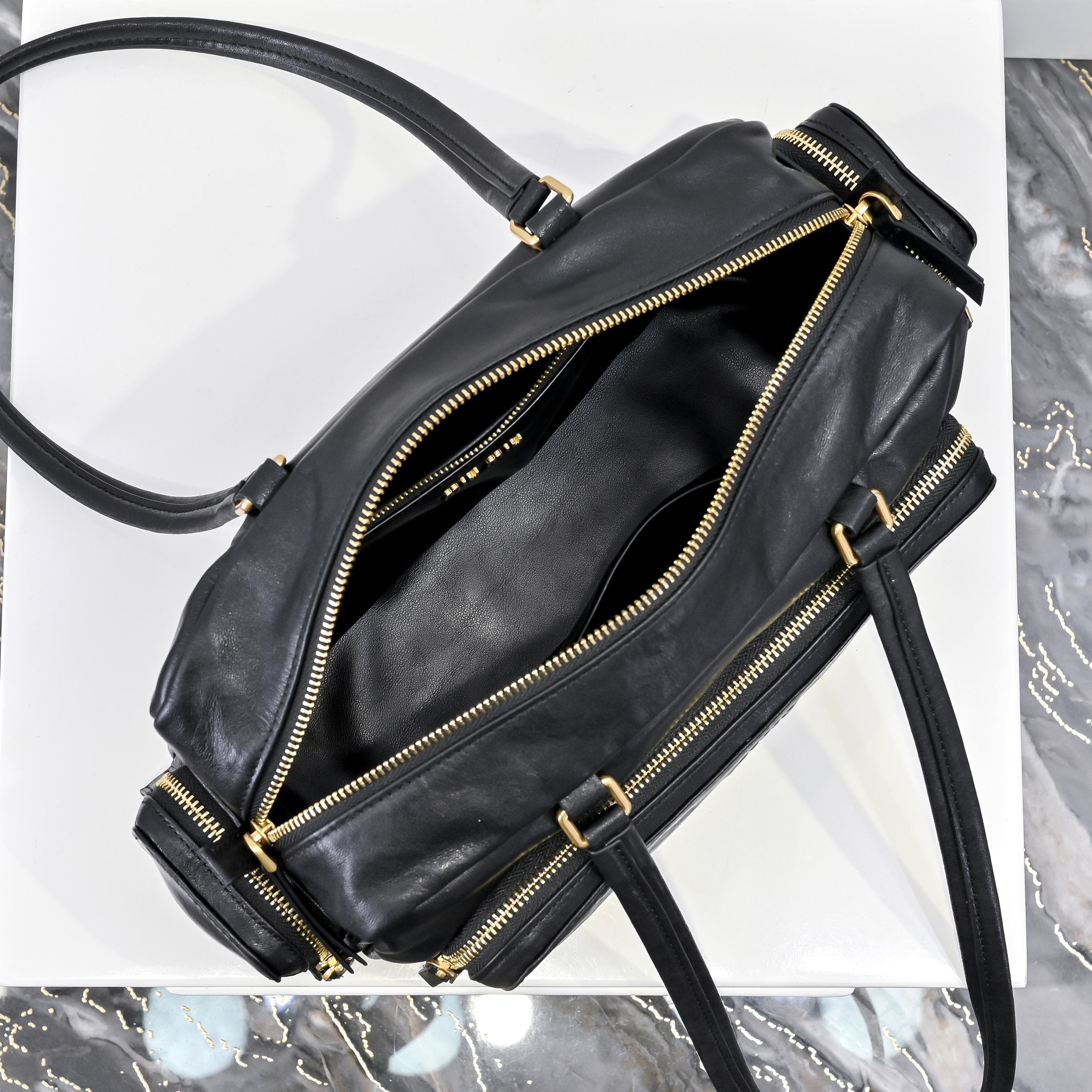 ，MiuMi*25ss 早春款 机车包
火爆全网中 早春款真的太种草了！!延续上一季不羁的“叛逆少女”也