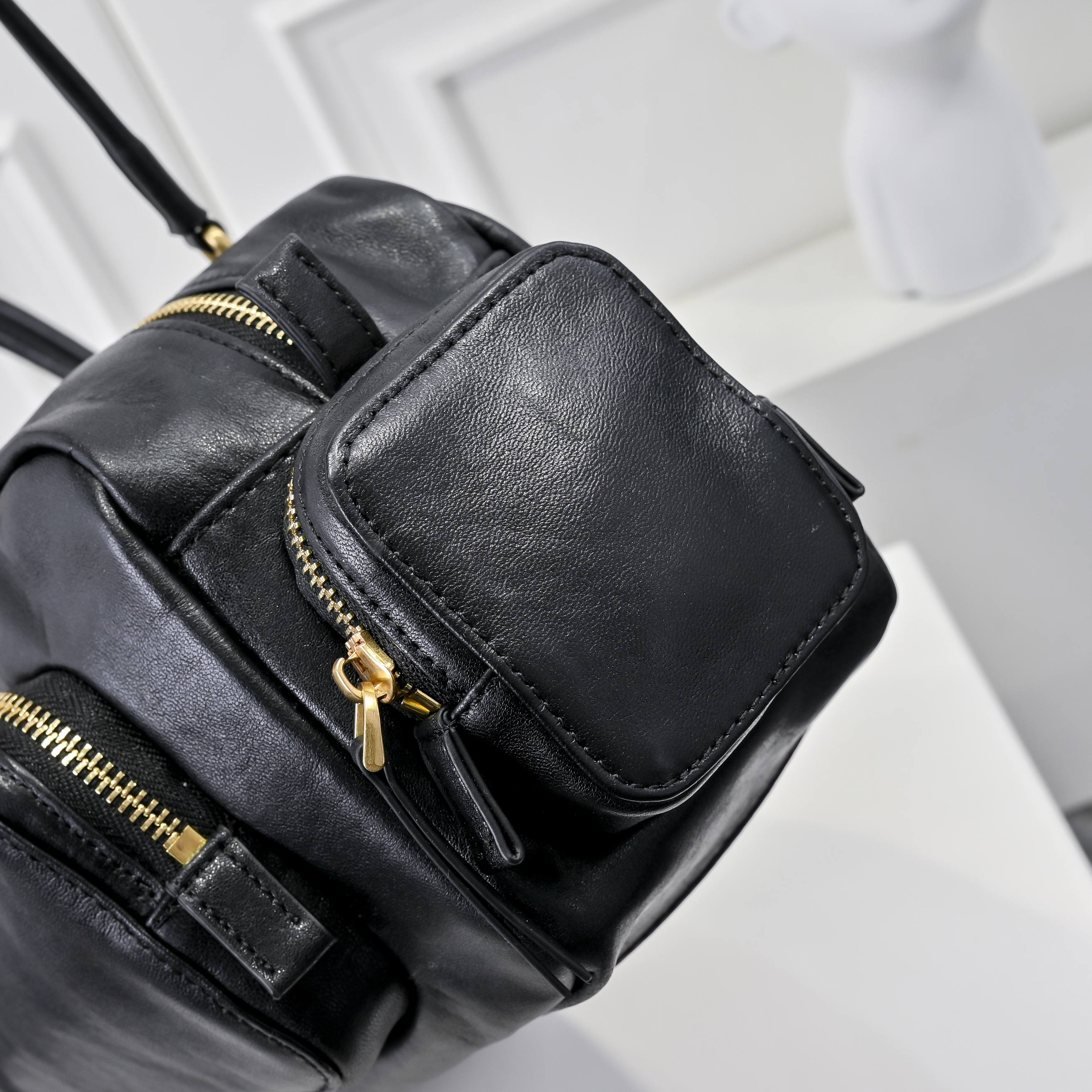 ，MiuMi*25ss 早春款 机车包
火爆全网中 早春款真的太种草了！!延续上一季不羁的“叛逆少女”也