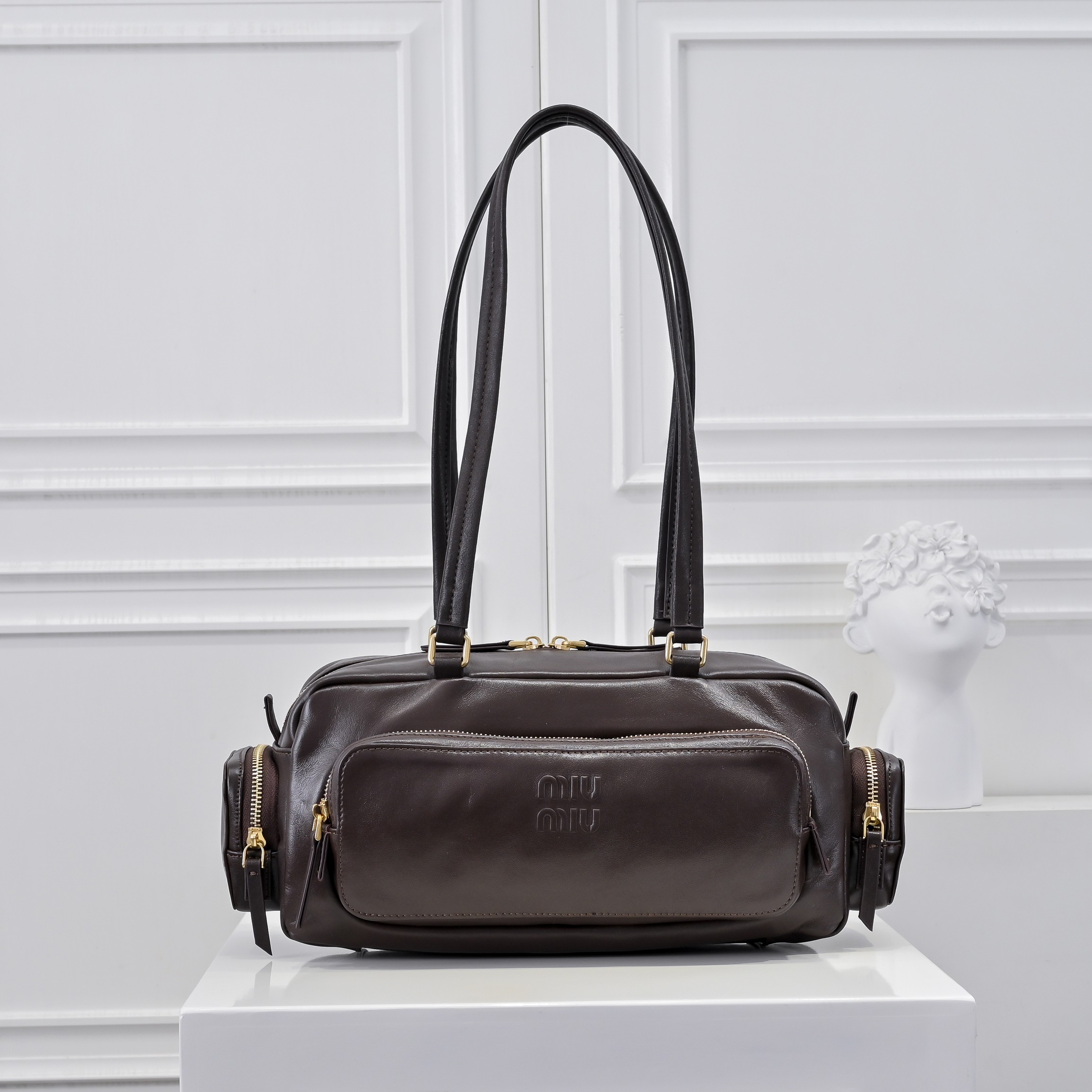 ，MiuMi*25ss 早春款 机车包
火爆全网中 早春款真的太种草了！!延续上一季不羁的“叛逆少女”也