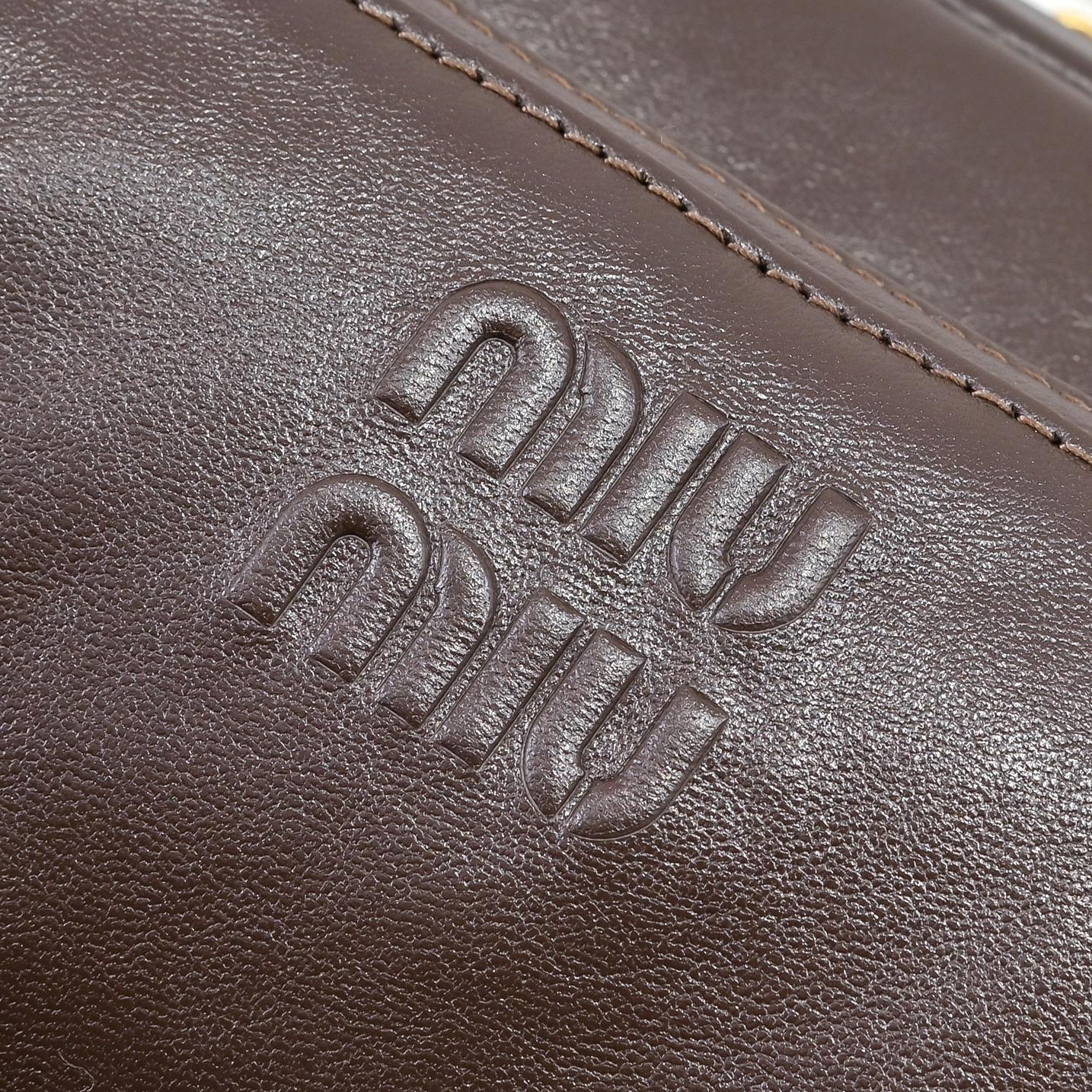 ，MiuMi*25ss 早春款 机车包
火爆全网中 早春款真的太种草了！!延续上一季不羁的“叛逆少女”也