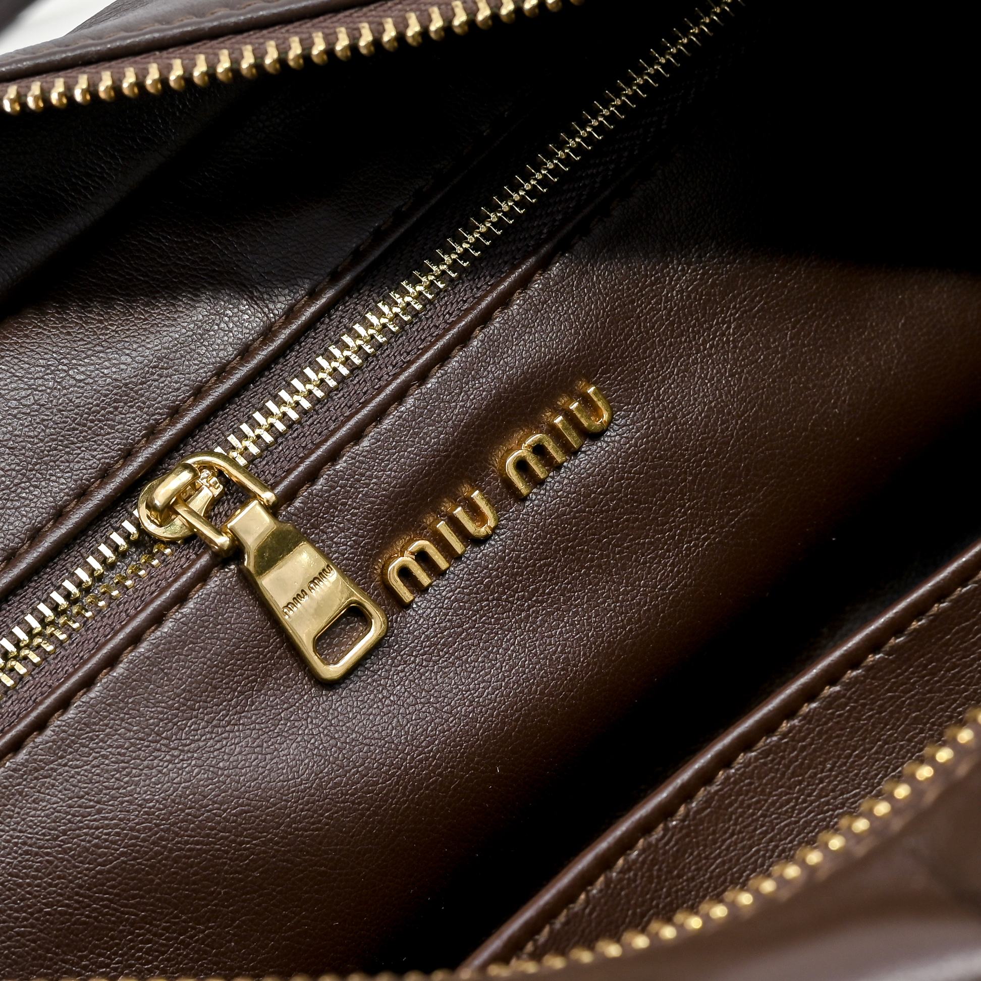 ，MiuMi*25ss 早春款 机车包
火爆全网中 早春款真的太种草了！!延续上一季不羁的“叛逆少女”也