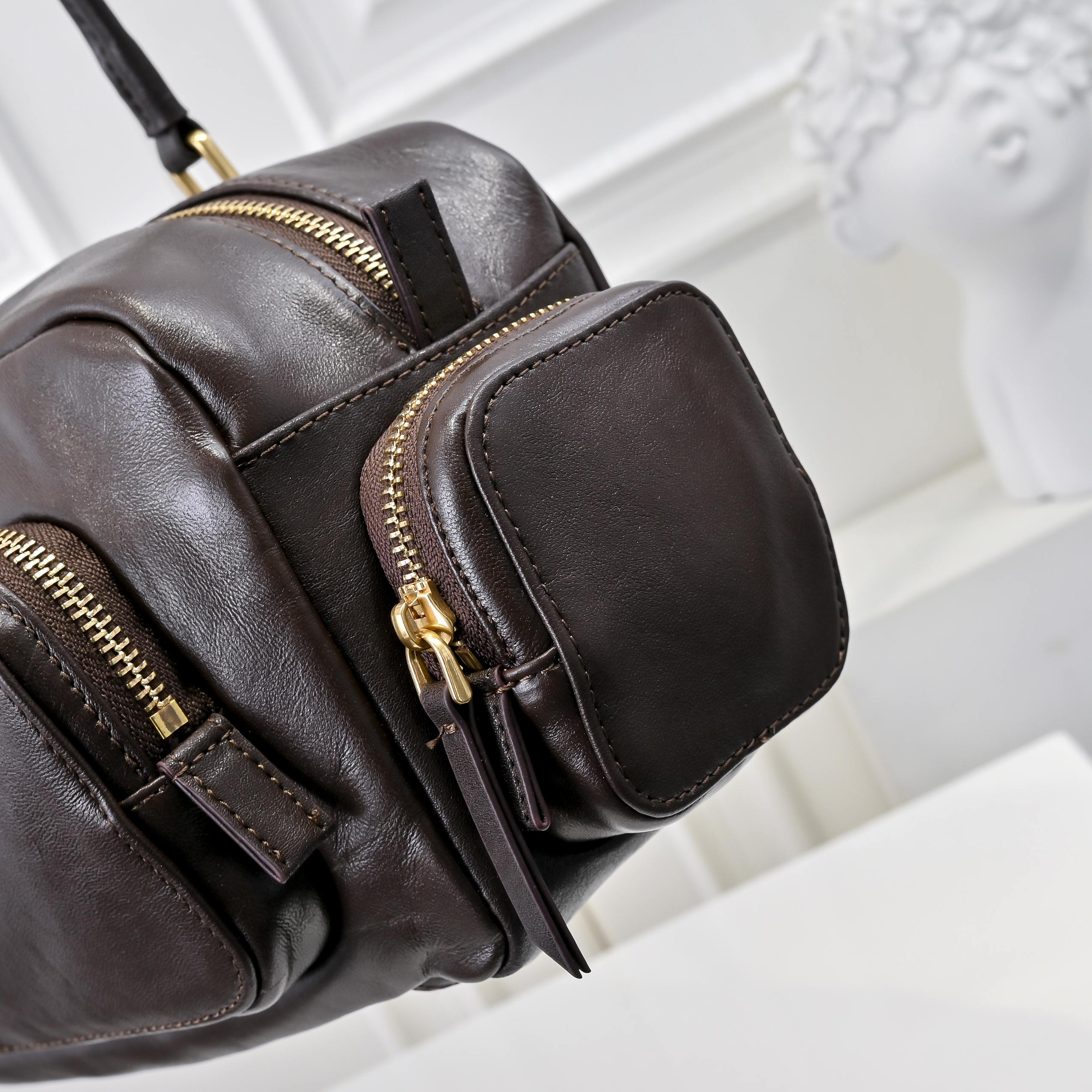 ，MiuMi*25ss 早春款 机车包
火爆全网中 早春款真的太种草了！!延续上一季不羁的“叛逆少女”也