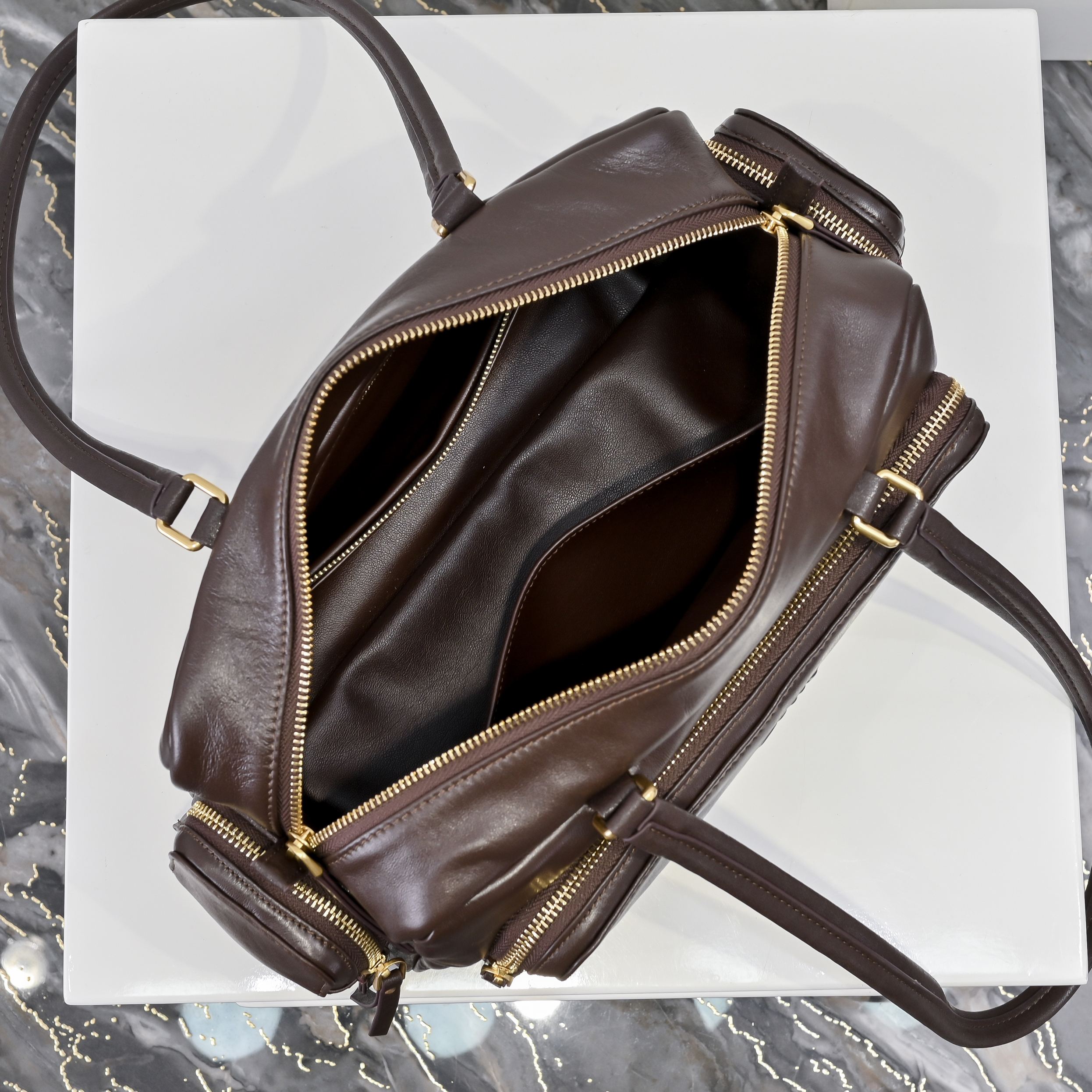 ，MiuMi*25ss 早春款 机车包
火爆全网中 早春款真的太种草了！!延续上一季不羁的“叛逆少女”也