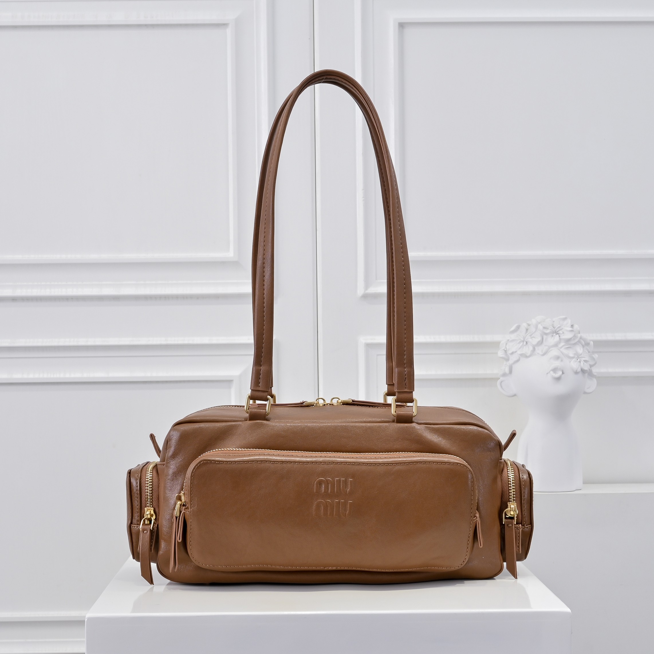 ，MiuMi*25ss 早春款 机车包
火爆全网中 早春款真的太种草了！!延续上一季不羁的“叛逆少女”也