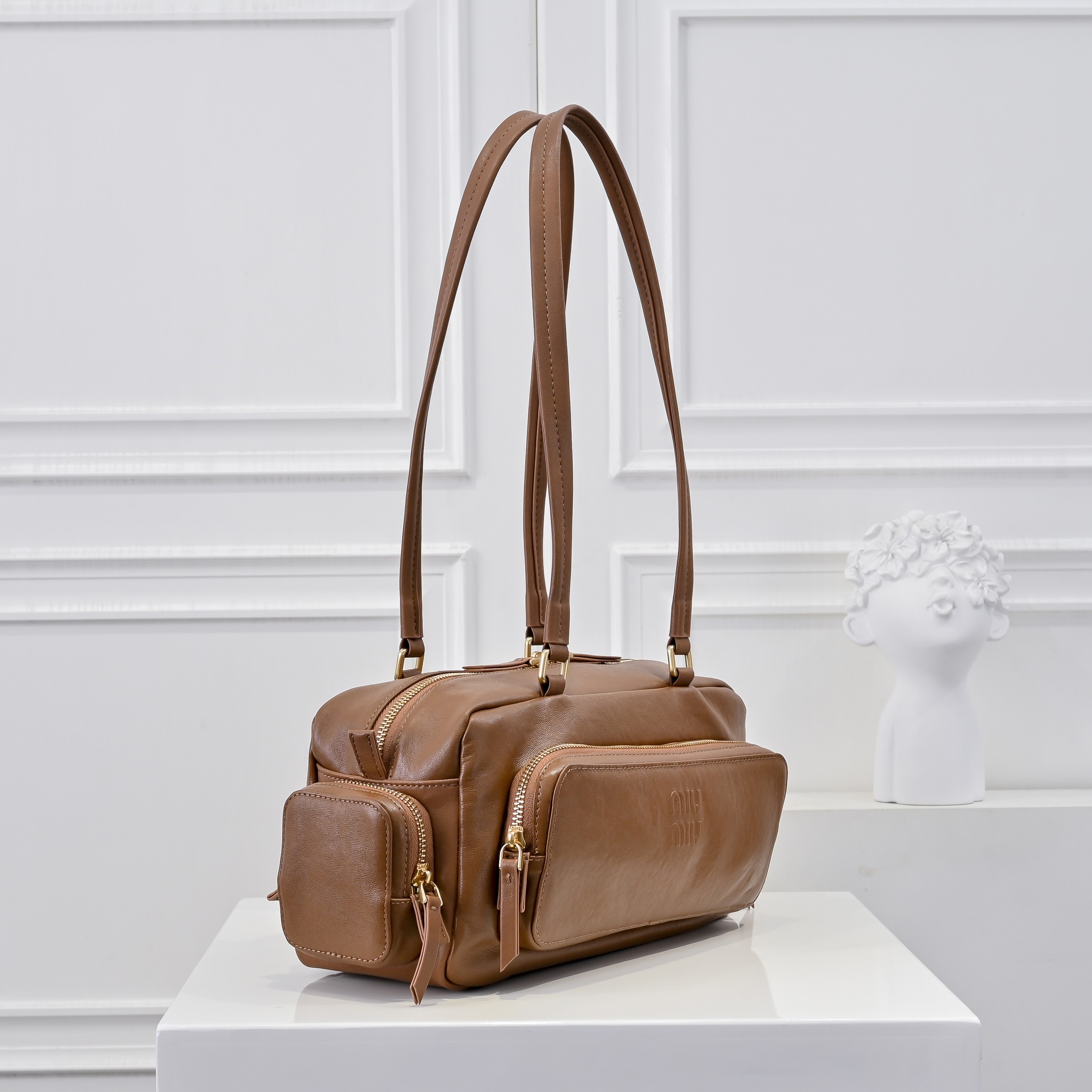 ，MiuMi*25ss 早春款 机车包
火爆全网中 早春款真的太种草了！!延续上一季不羁的“叛逆少女”也