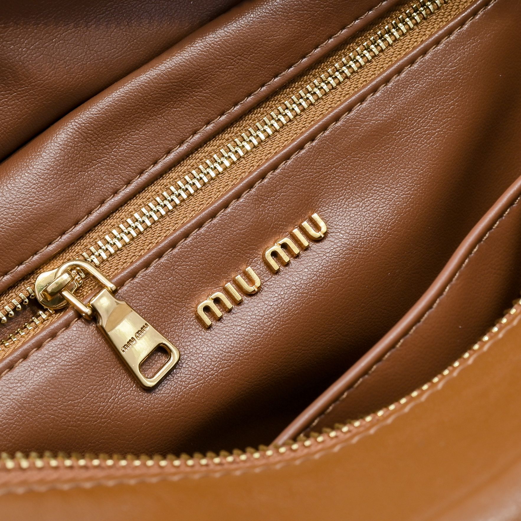 ，MiuMi*25ss 早春款 机车包
火爆全网中 早春款真的太种草了！!延续上一季不羁的“叛逆少女”也