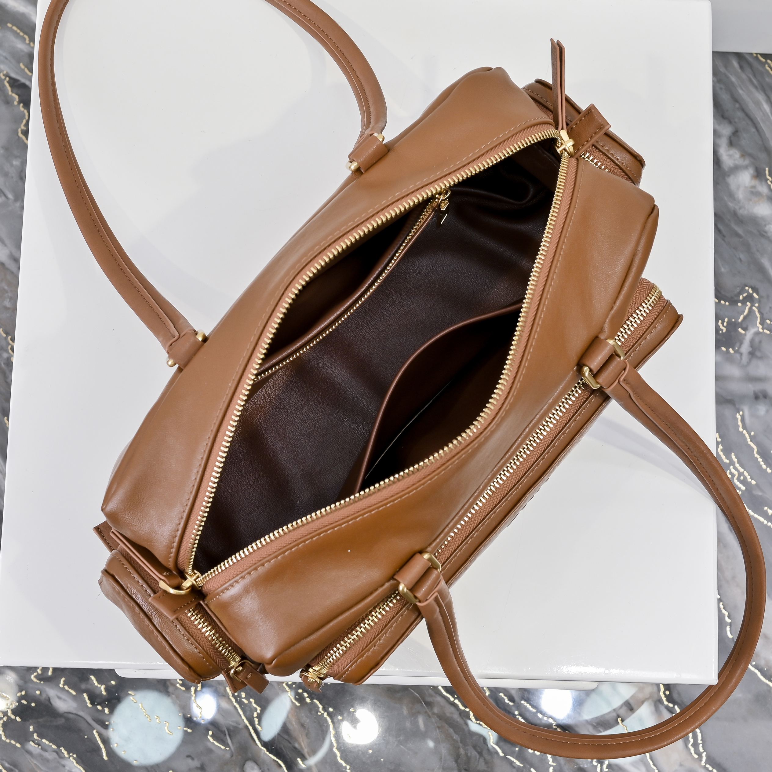 ，MiuMi*25ss 早春款 机车包
火爆全网中 早春款真的太种草了！!延续上一季不羁的“叛逆少女”也