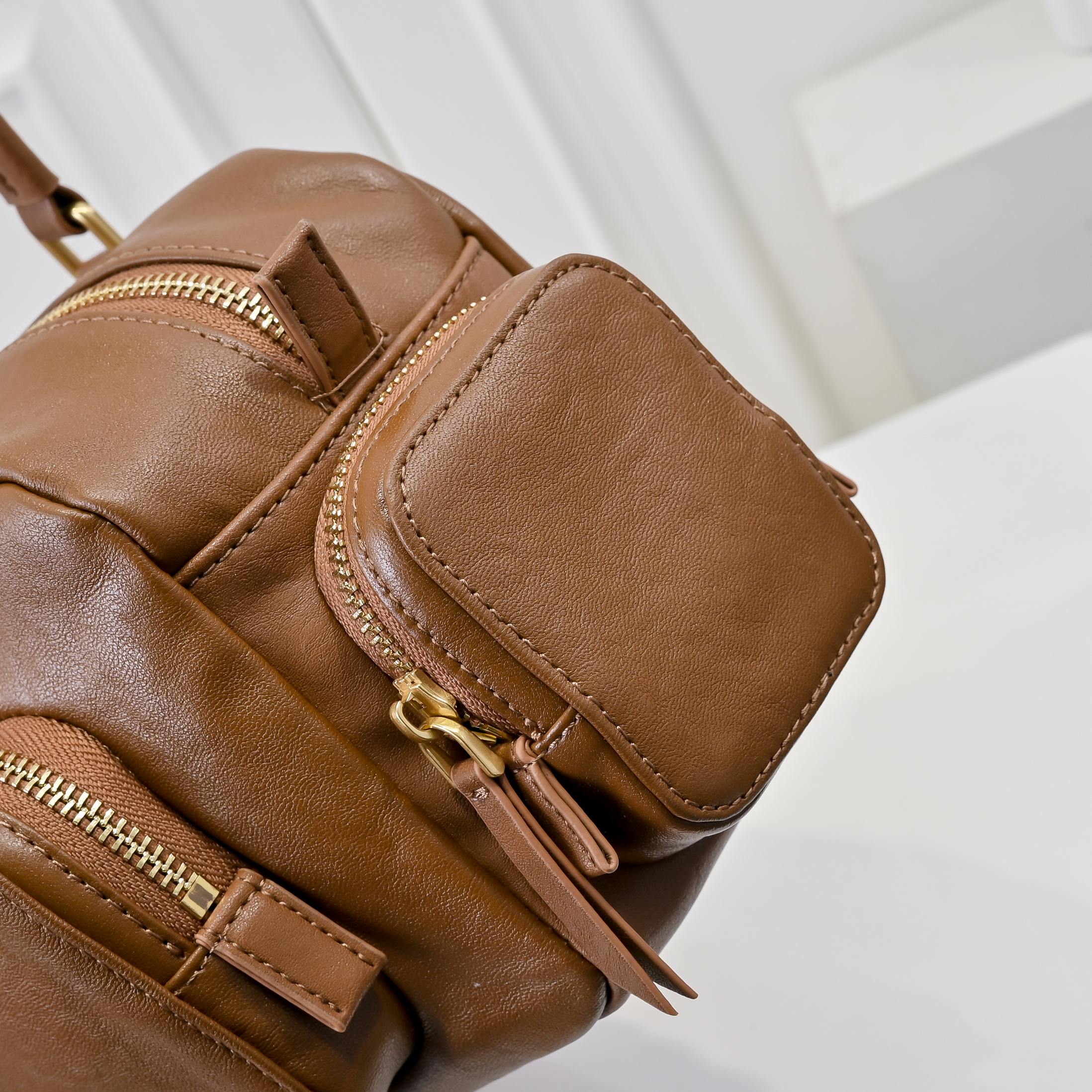 ，MiuMi*25ss 早春款 机车包
火爆全网中 早春款真的太种草了！!延续上一季不羁的“叛逆少女”也