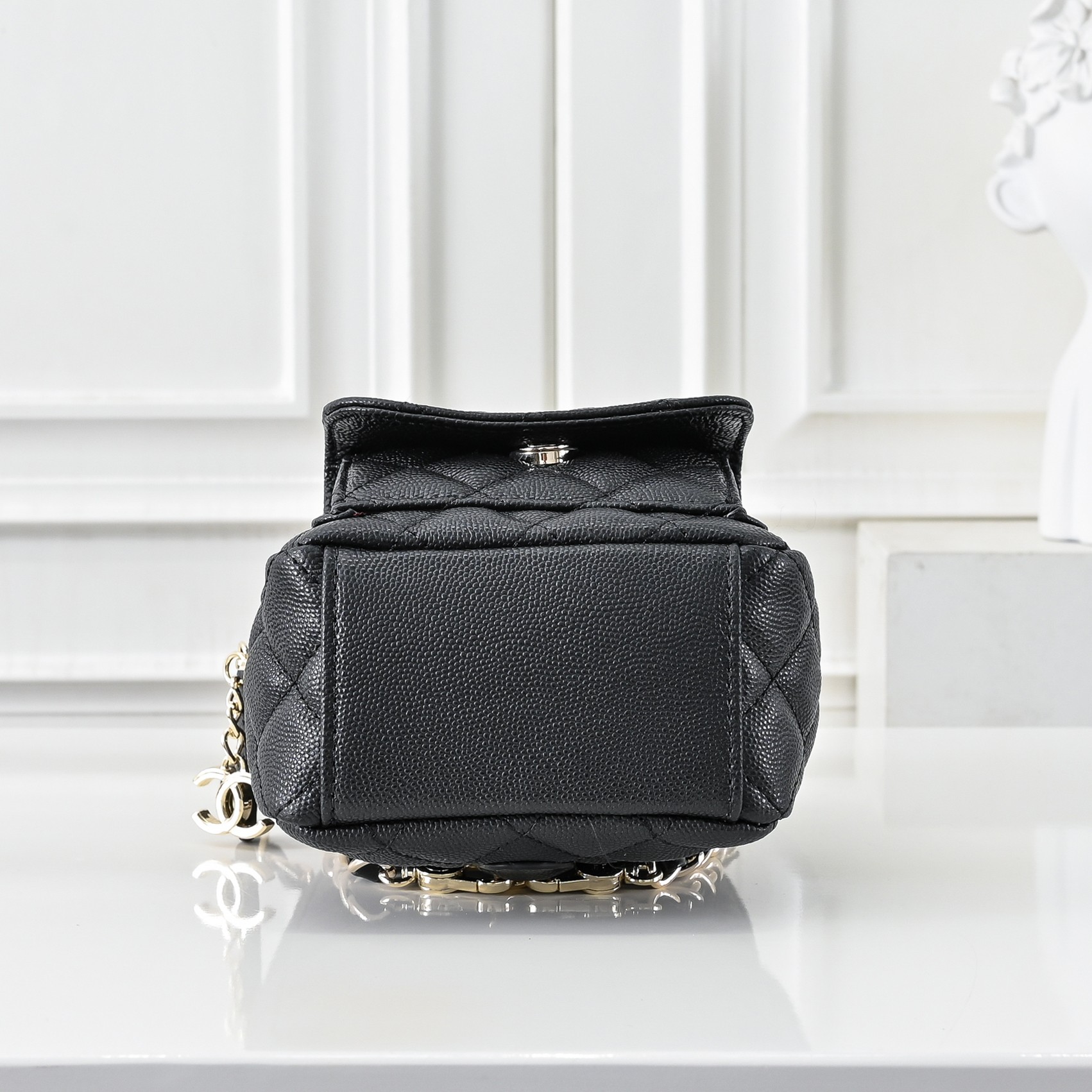 P，CHANE*25C新款mini小书包双肩包
一眼就爱上的小可爱！这只小巧精致近期真的太火🔥一眼就能相