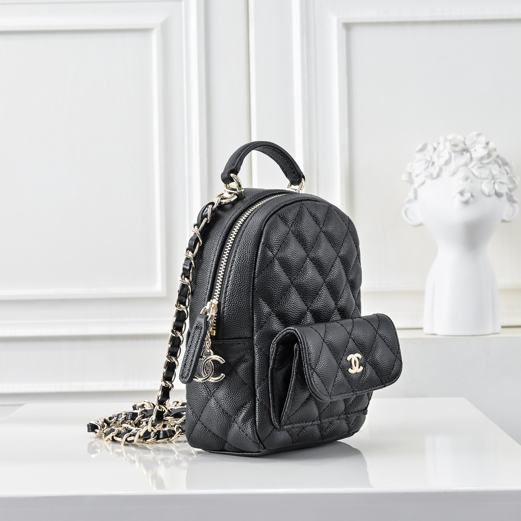 P，CHANE*25C新款mini小书包双肩包
一眼就爱上的小可爱！这只小巧精致近期真的太火🔥一眼就能相