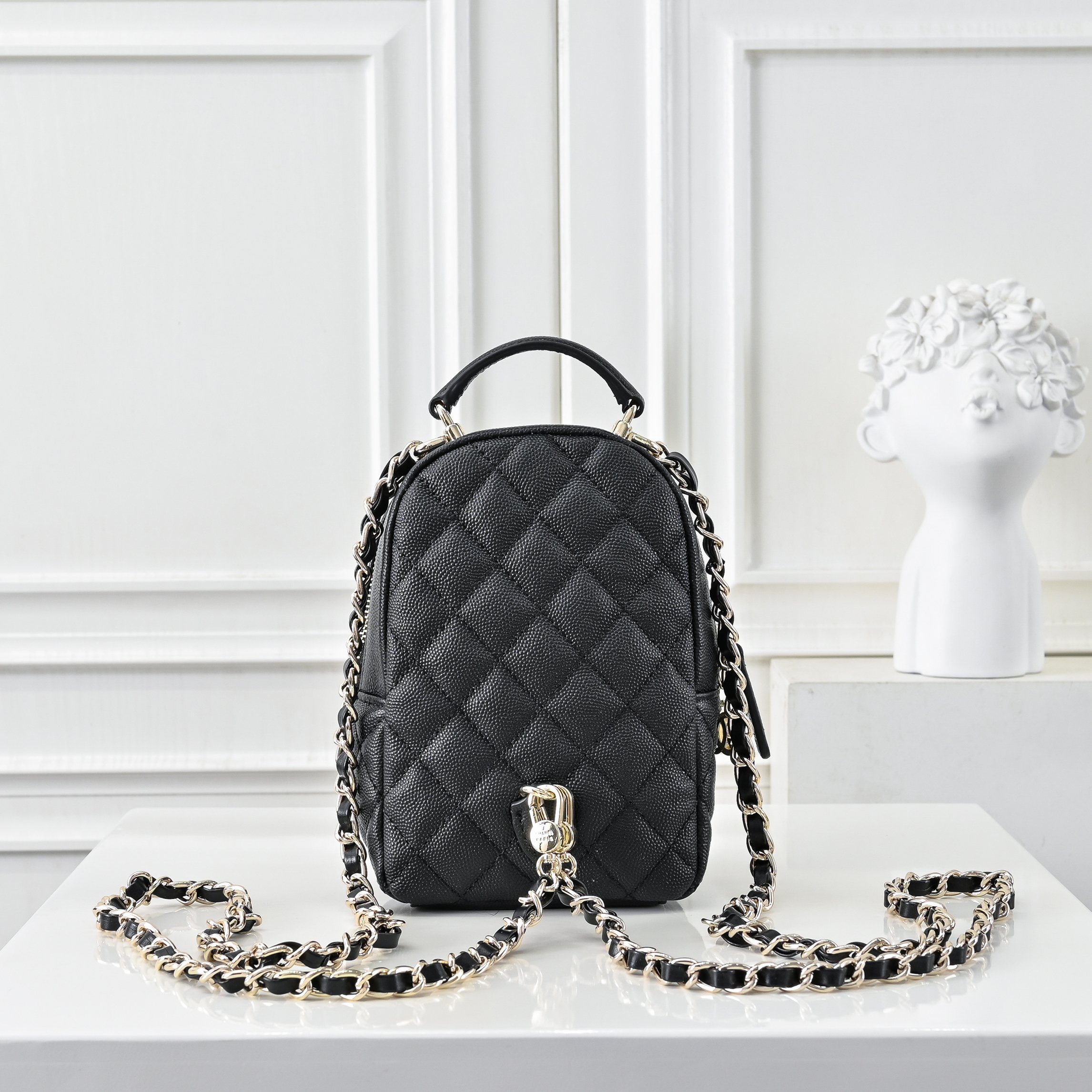 P，CHANE*25C新款mini小书包双肩包
一眼就爱上的小可爱！这只小巧精致近期真的太火🔥一眼就能相