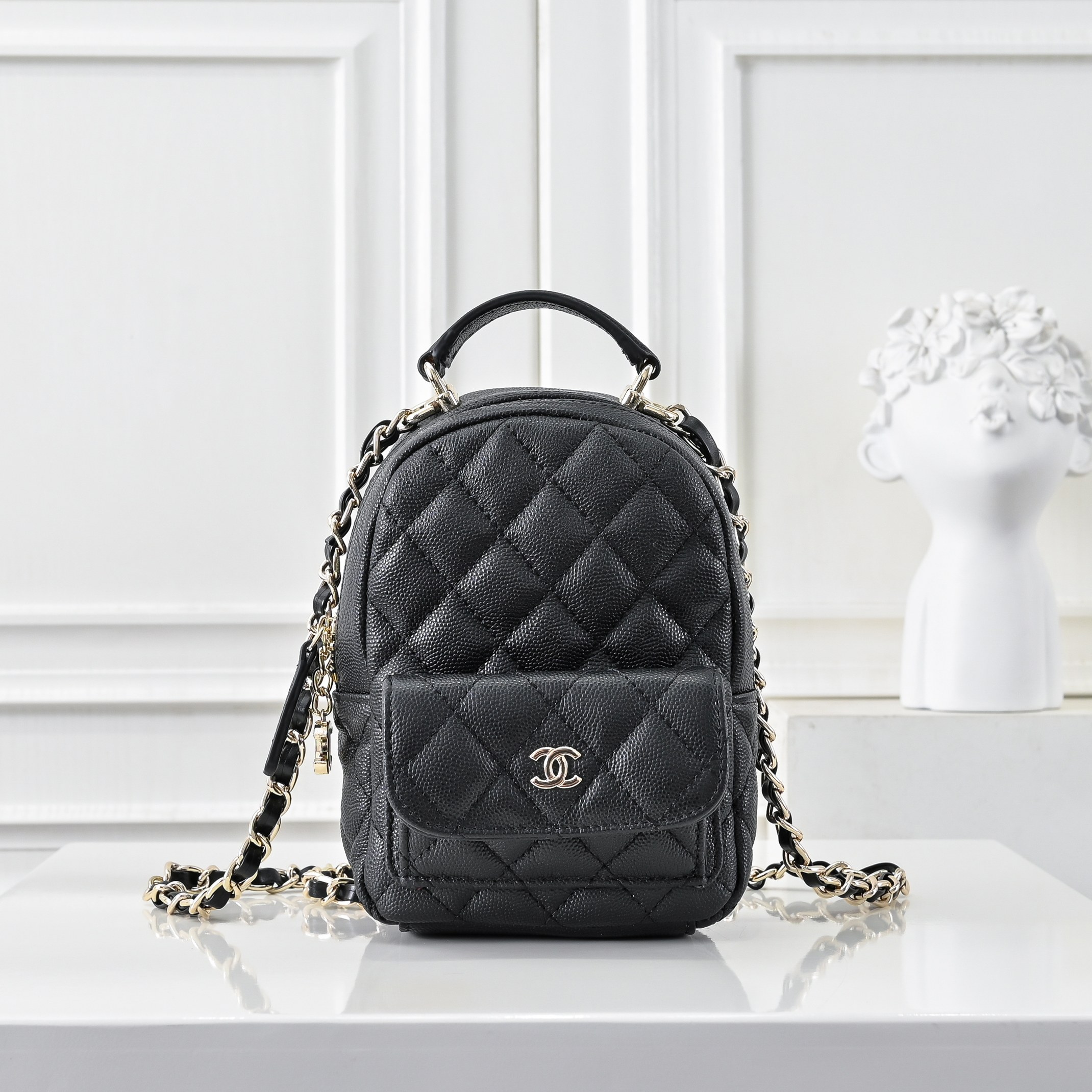 P，CHANE*25C新款mini小书包双肩包
一眼就爱上的小可爱！这只小巧精致近期真的太火🔥一眼就能相