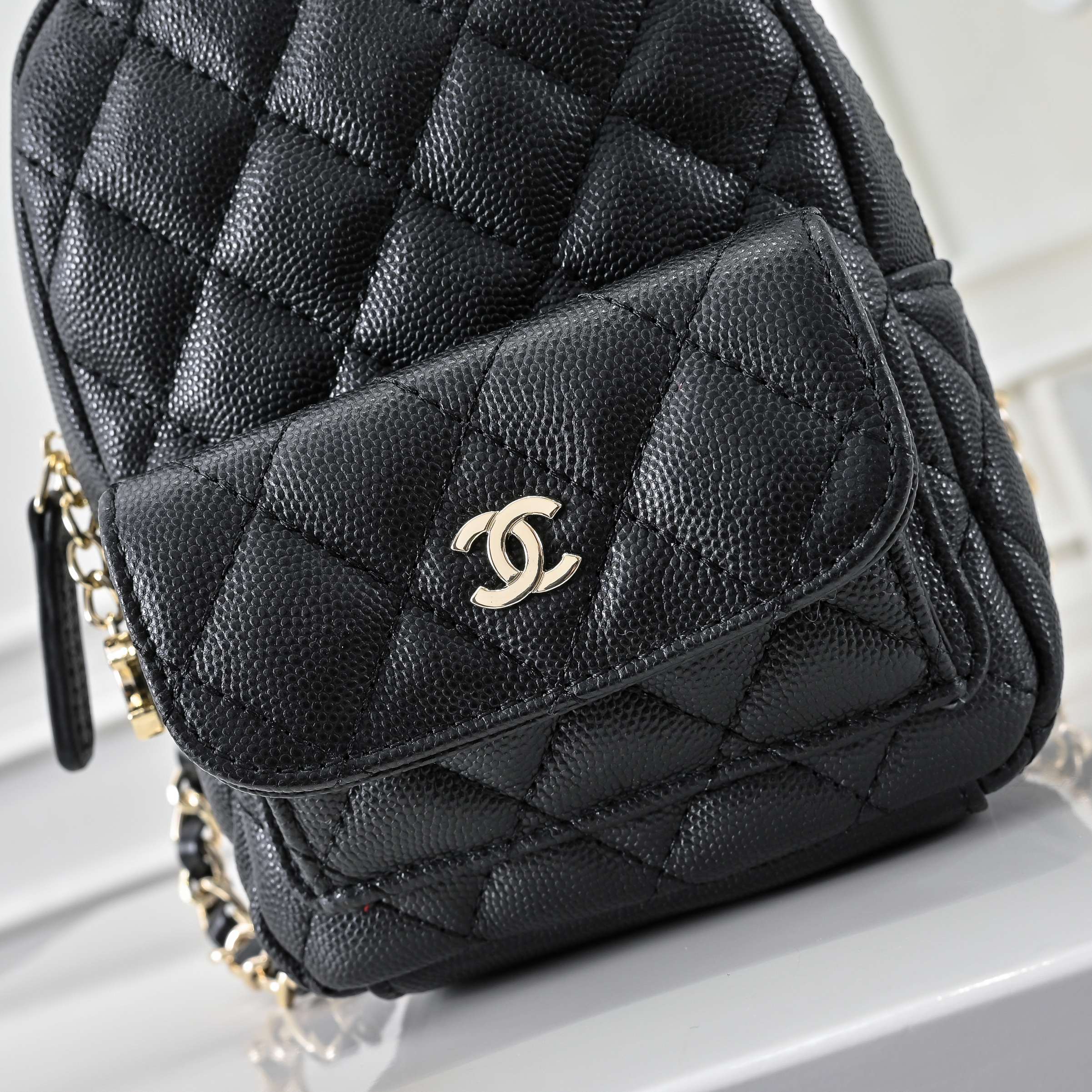 P，CHANE*25C新款mini小书包双肩包
一眼就爱上的小可爱！这只小巧精致近期真的太火🔥一眼就能相