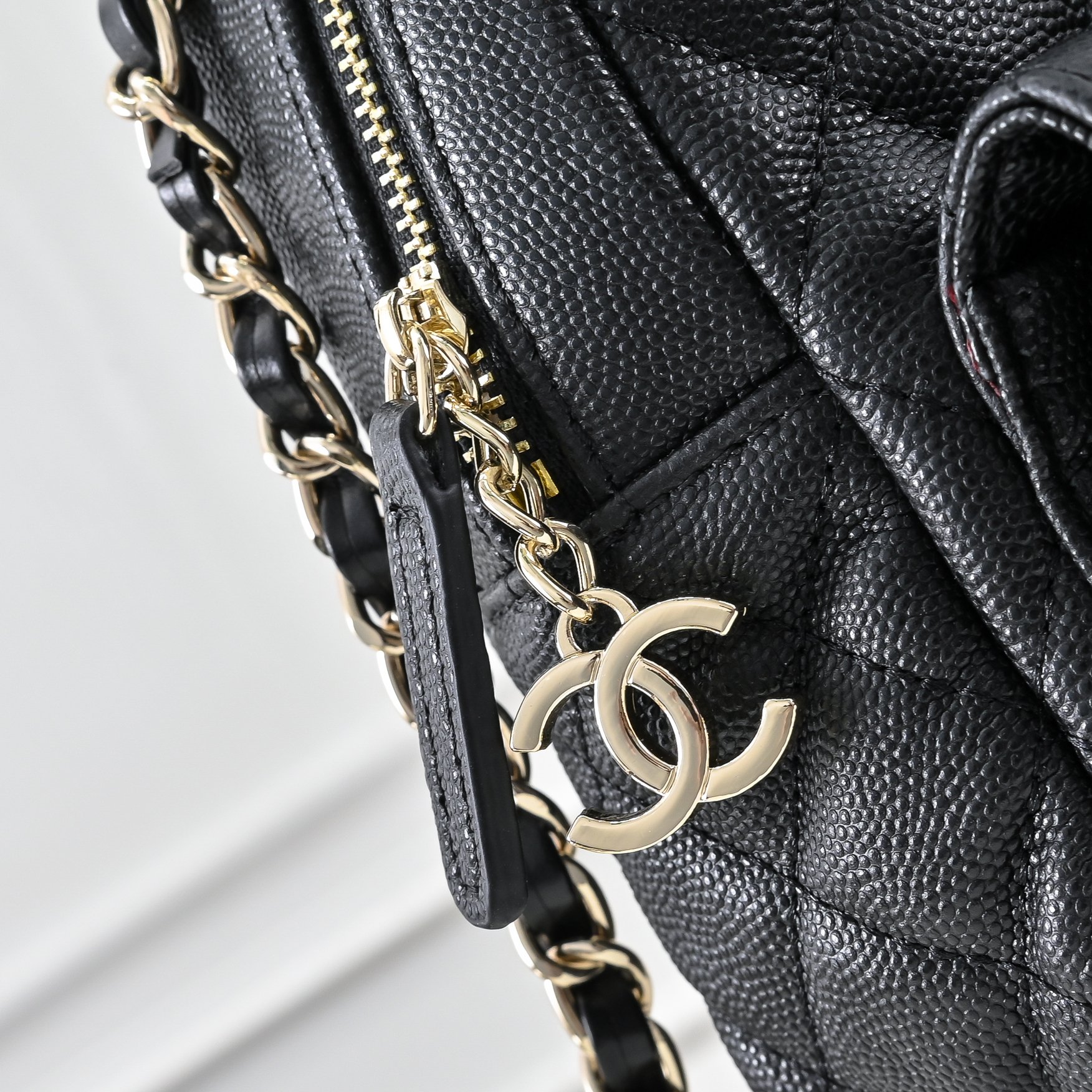 P，CHANE*25C新款mini小书包双肩包
一眼就爱上的小可爱！这只小巧精致近期真的太火🔥一眼就能相