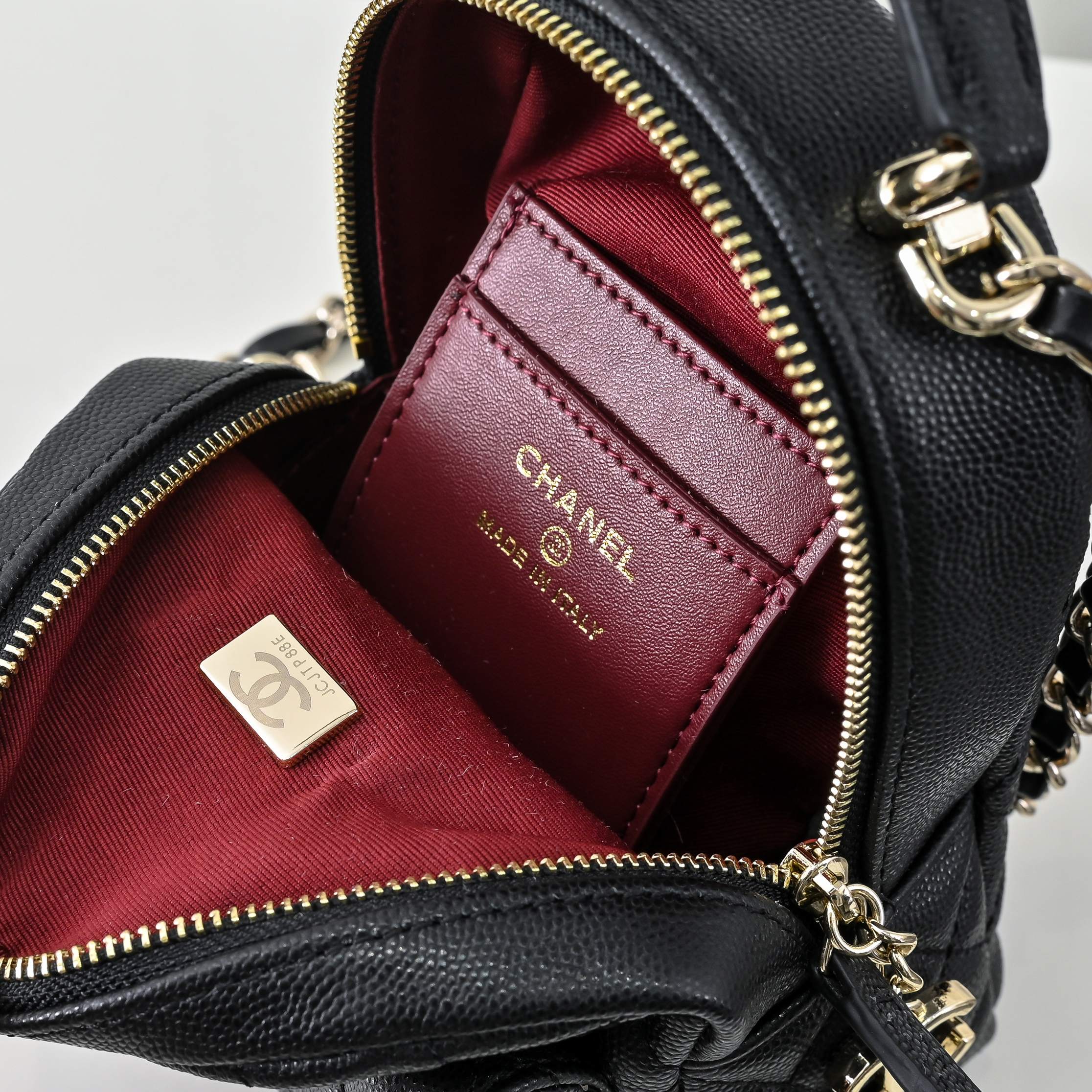 P，CHANE*25C新款mini小书包双肩包
一眼就爱上的小可爱！这只小巧精致近期真的太火🔥一眼就能相