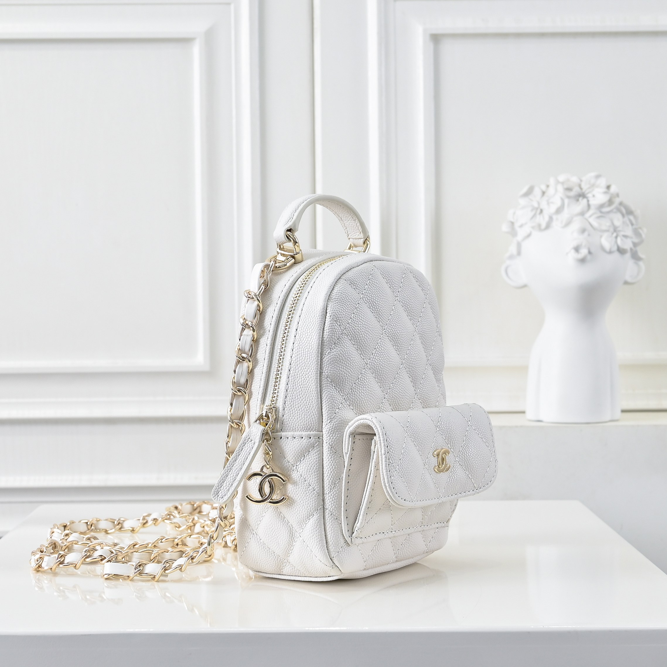 ，CHANE*25C新款mini小书包双肩包
一眼就爱上的小可爱！这只小巧精致近期真的太火🔥一眼就能相中