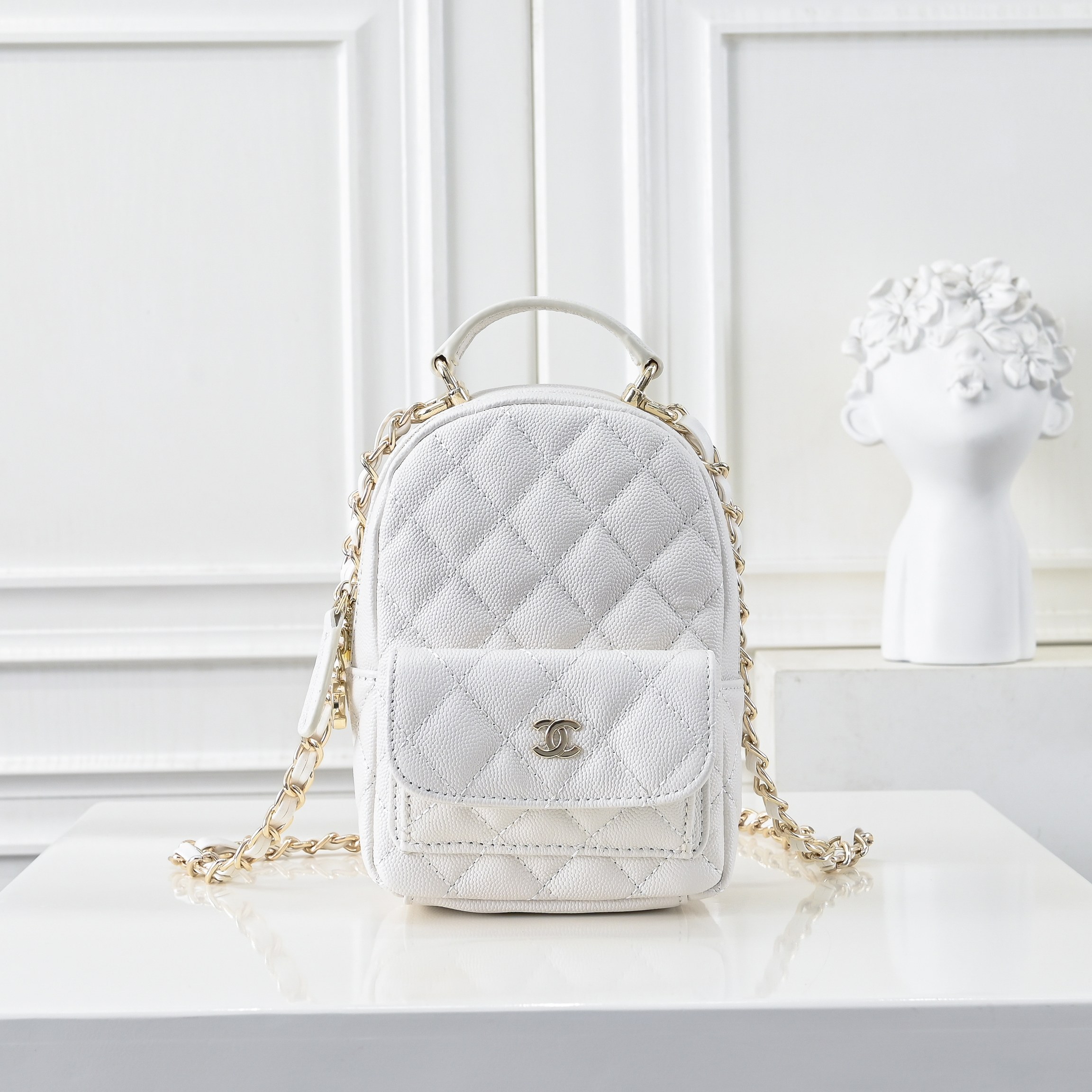 ，CHANE*25C新款mini小书包双肩包
一眼就爱上的小可爱！这只小巧精致近期真的太火🔥一眼就能相中