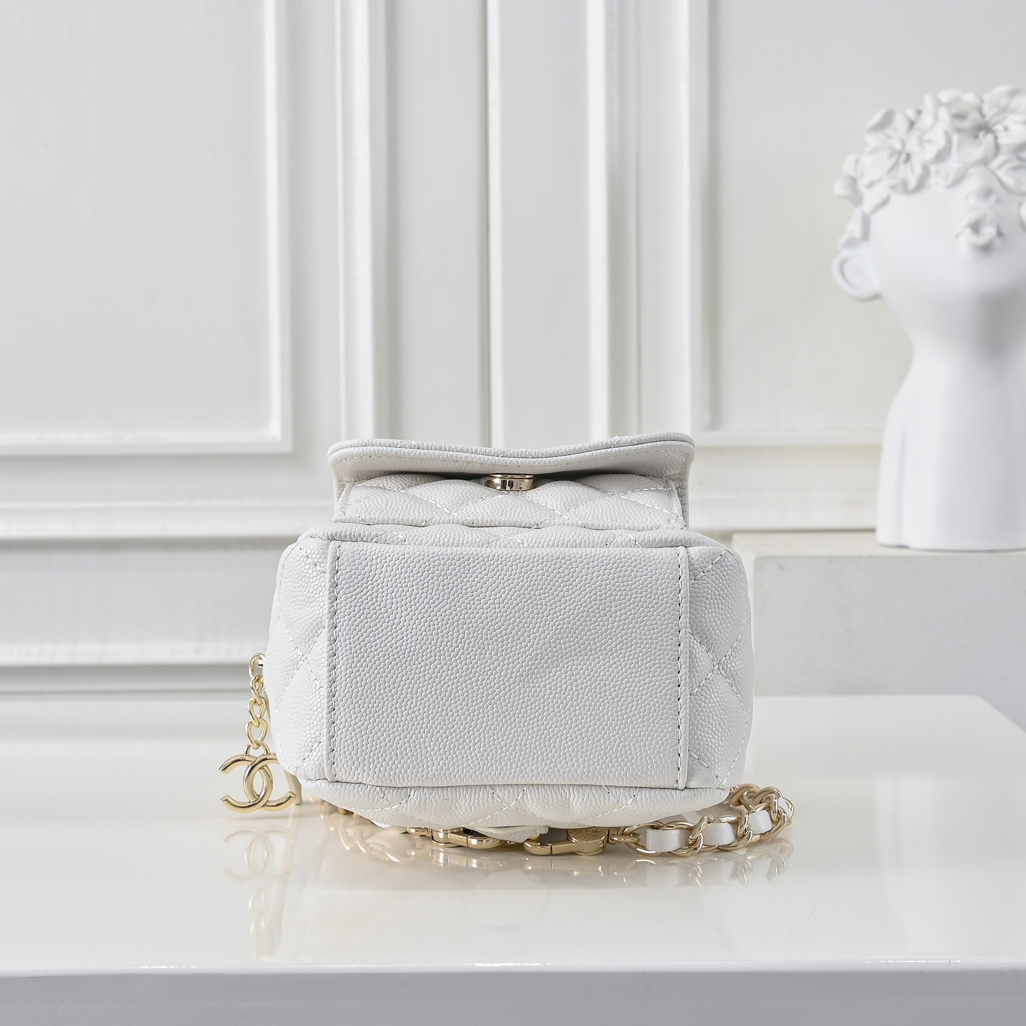 ，CHANE*25C新款mini小书包双肩包
一眼就爱上的小可爱！这只小巧精致近期真的太火🔥一眼就能相中