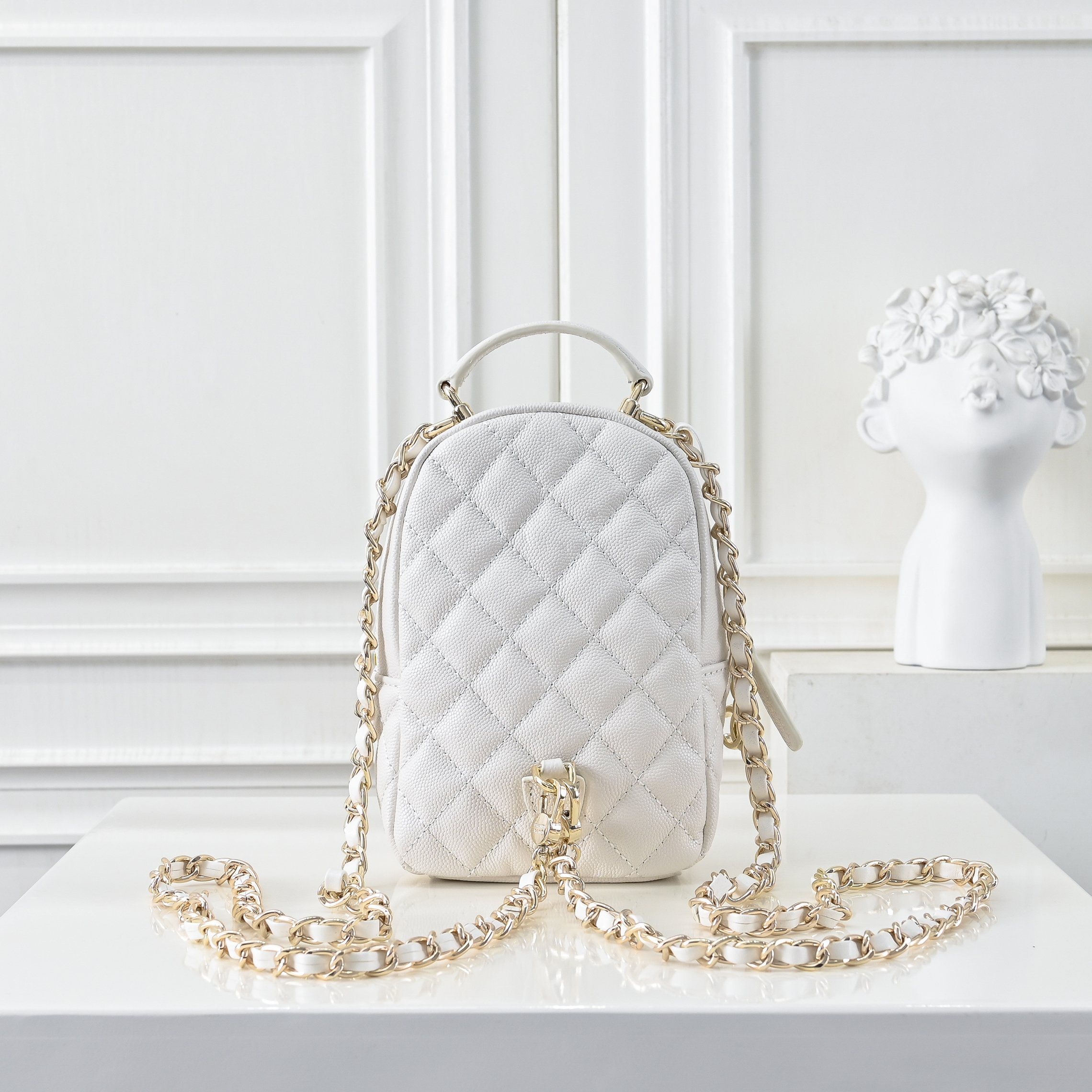 ，CHANE*25C新款mini小书包双肩包
一眼就爱上的小可爱！这只小巧精致近期真的太火🔥一眼就能相中