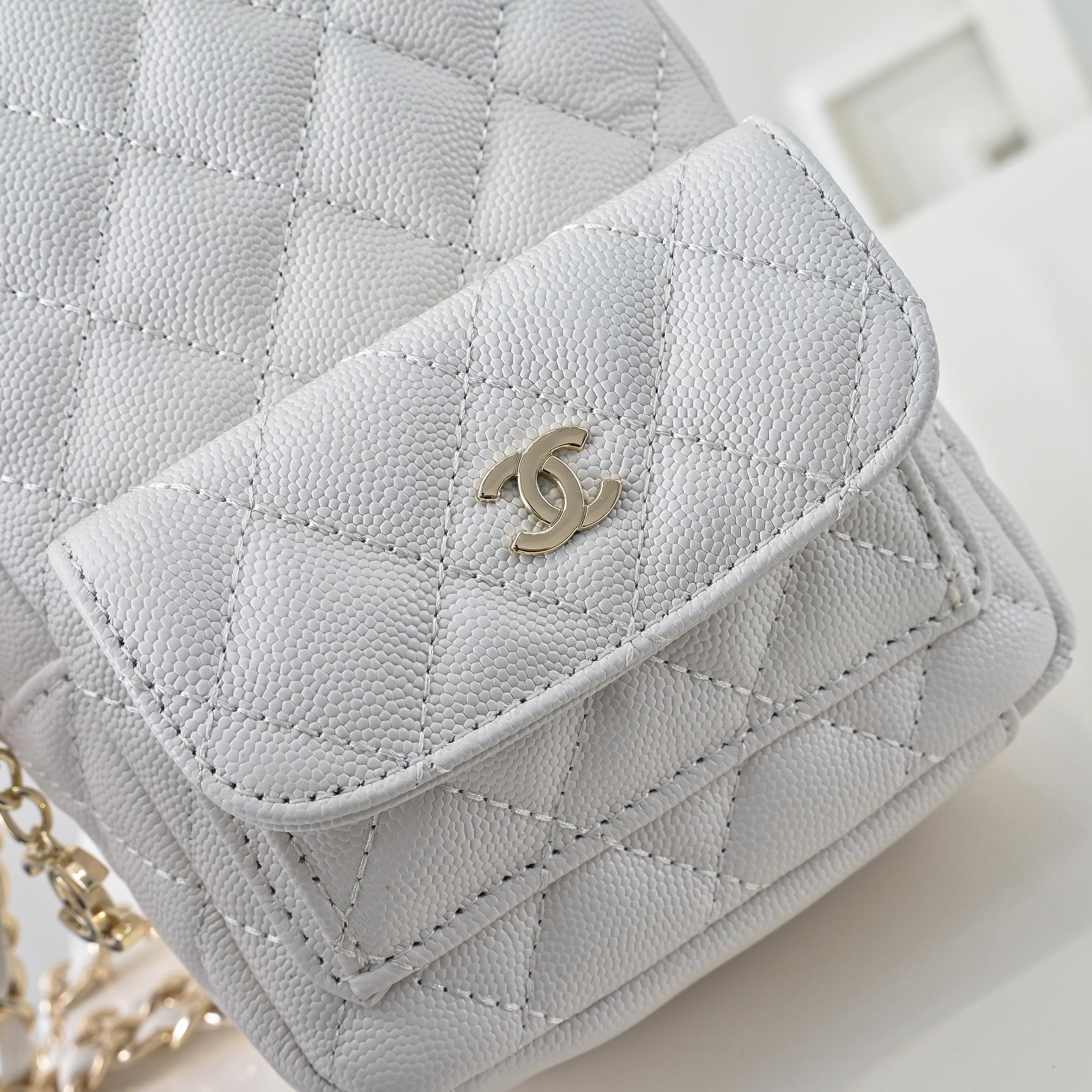 ，CHANE*25C新款mini小书包双肩包
一眼就爱上的小可爱！这只小巧精致近期真的太火🔥一眼就能相中