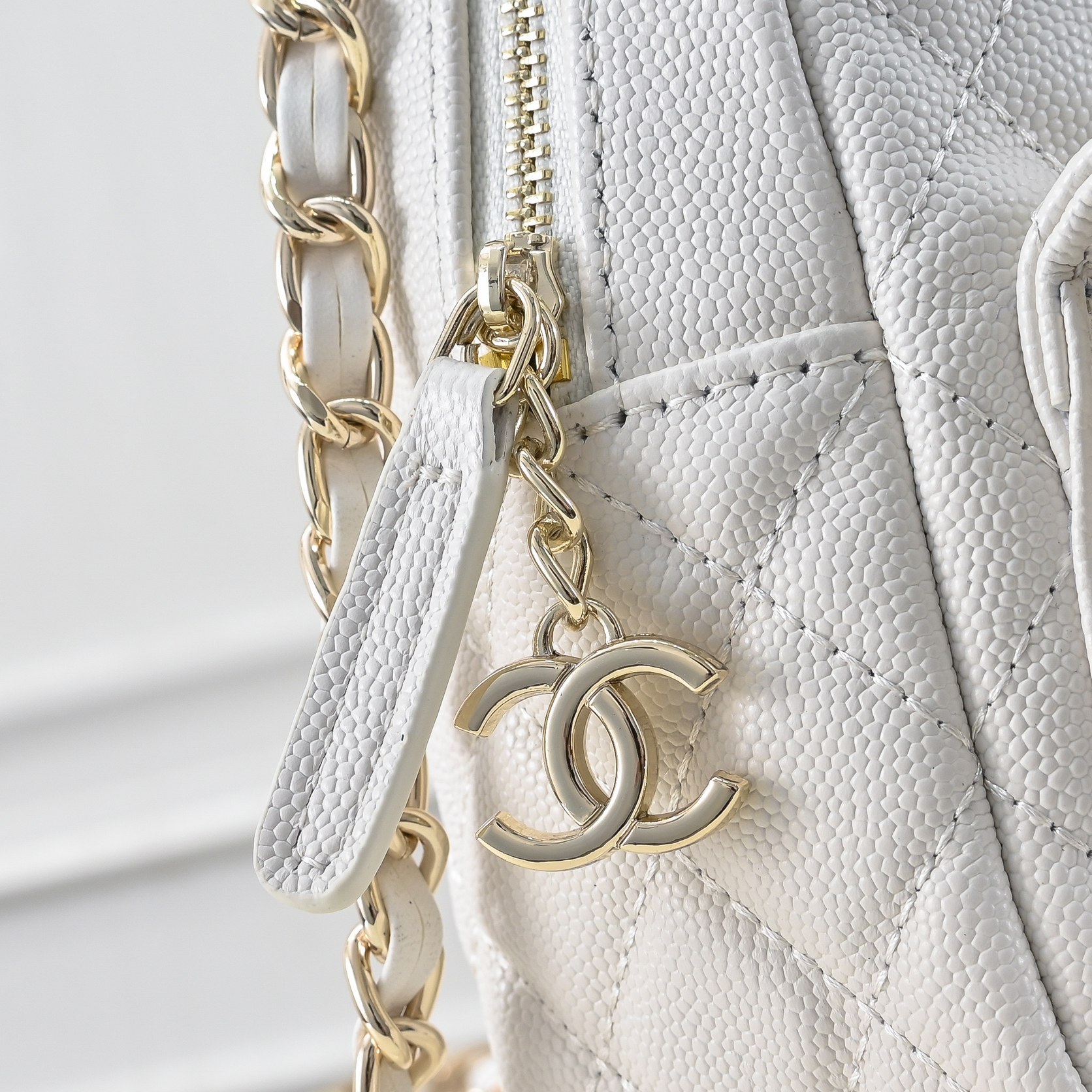 ，CHANE*25C新款mini小书包双肩包
一眼就爱上的小可爱！这只小巧精致近期真的太火🔥一眼就能相中