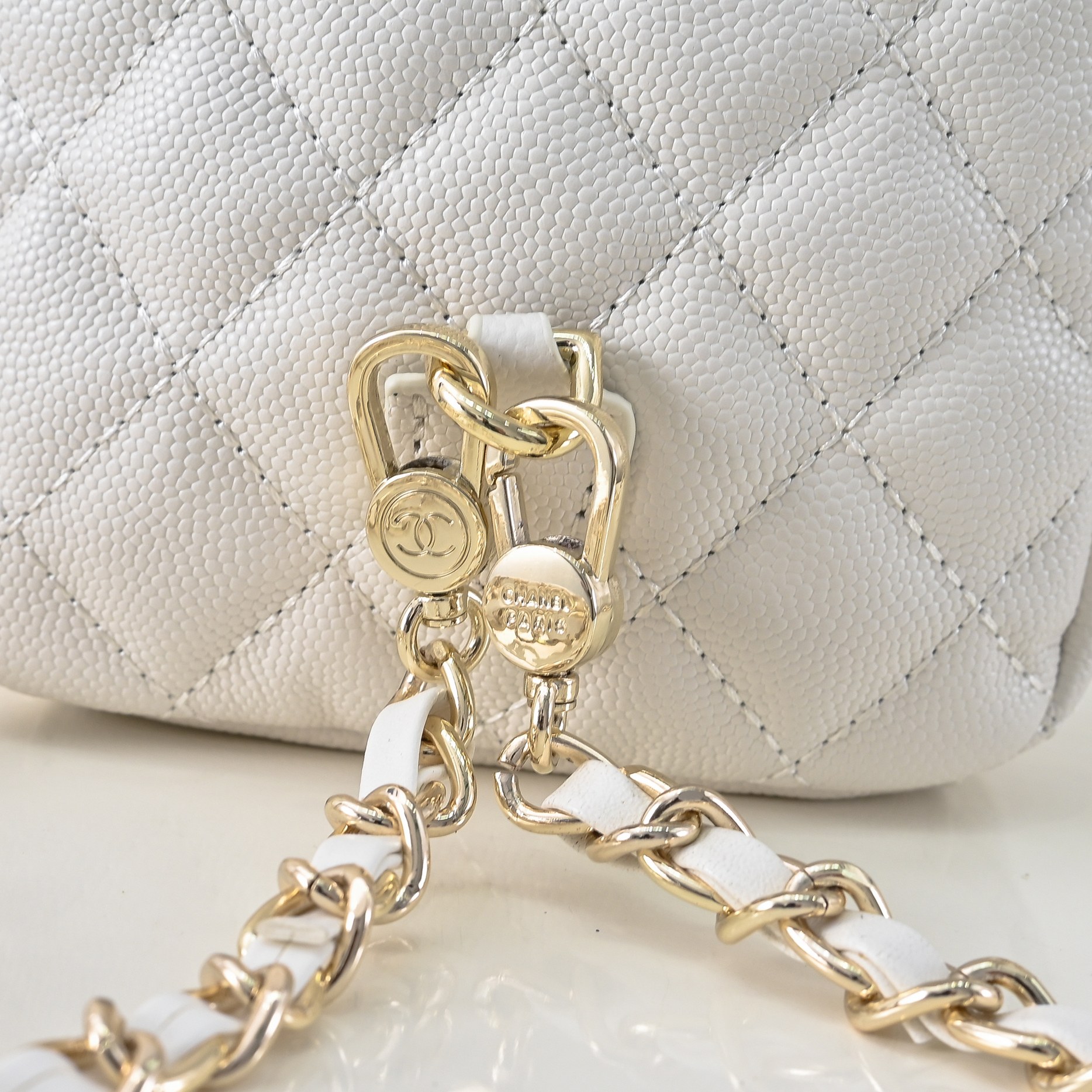 ，CHANE*25C新款mini小书包双肩包
一眼就爱上的小可爱！这只小巧精致近期真的太火🔥一眼就能相中