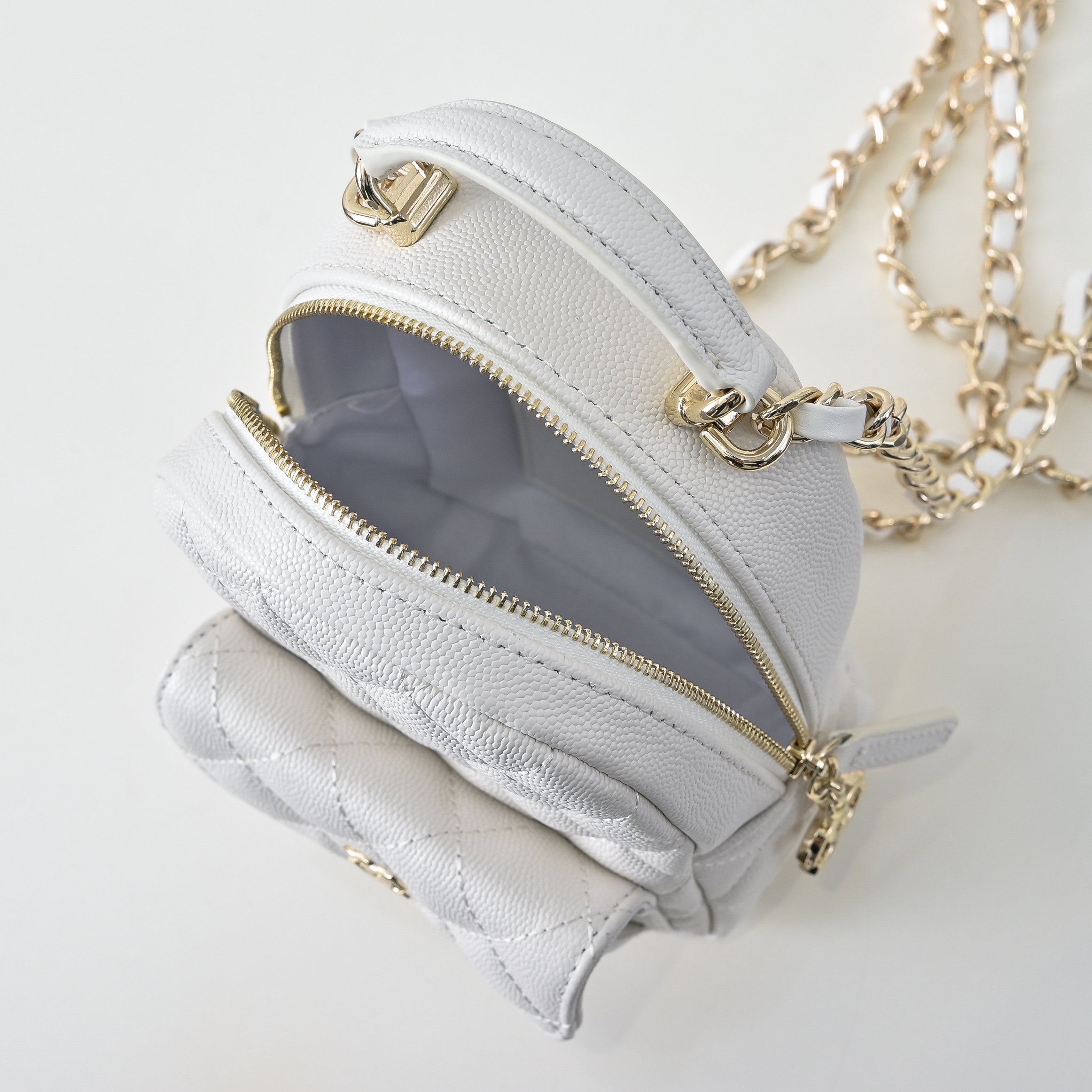 ，CHANE*25C新款mini小书包双肩包
一眼就爱上的小可爱！这只小巧精致近期真的太火🔥一眼就能相中