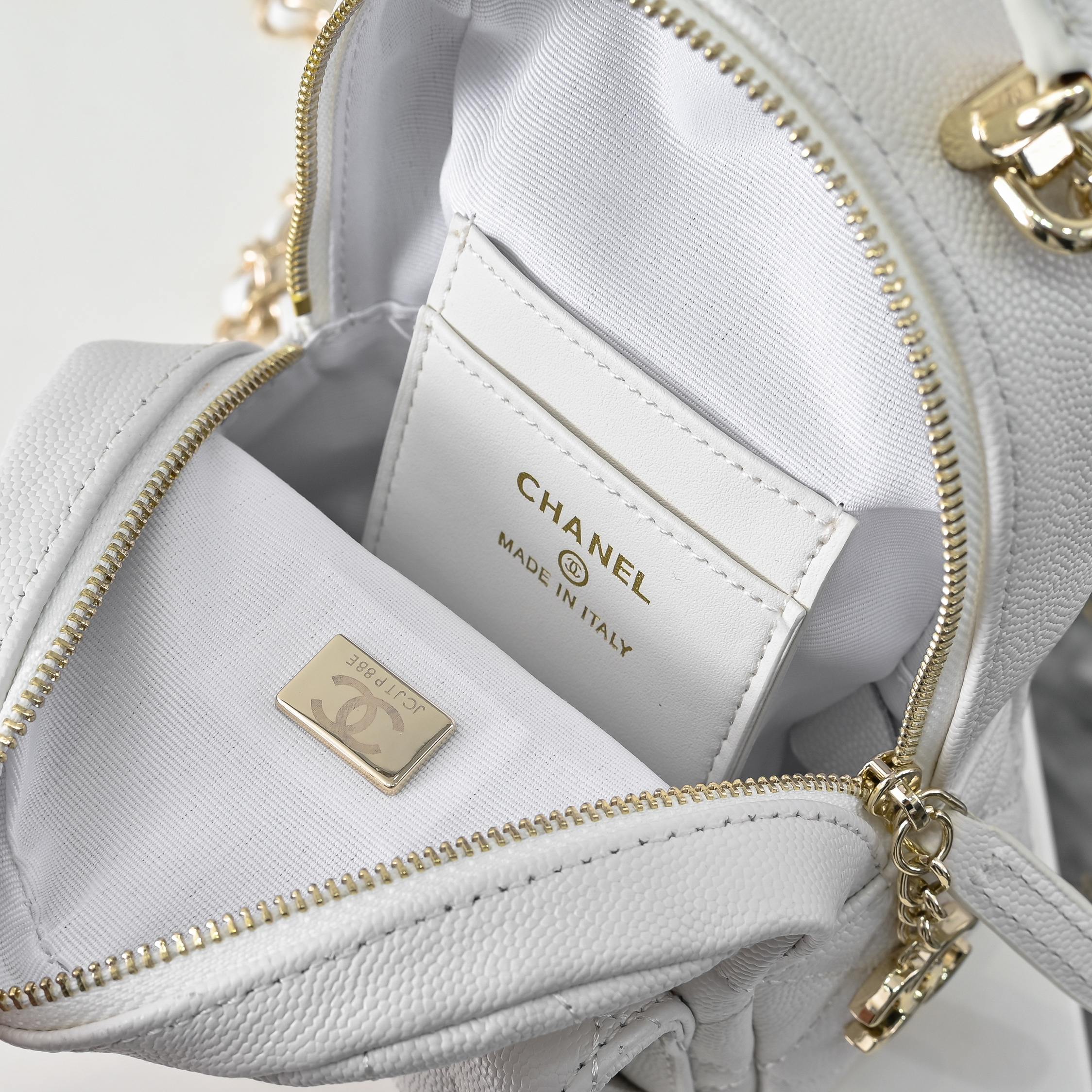 ，CHANE*25C新款mini小书包双肩包
一眼就爱上的小可爱！这只小巧精致近期真的太火🔥一眼就能相中