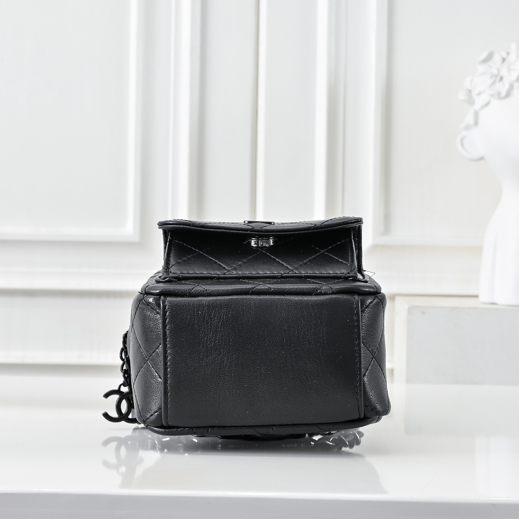 ，CHANE*25C新款mini黑扣小书包双肩包
一眼就爱上的小可爱！这只小巧精致近期真的太火🔥一眼就能