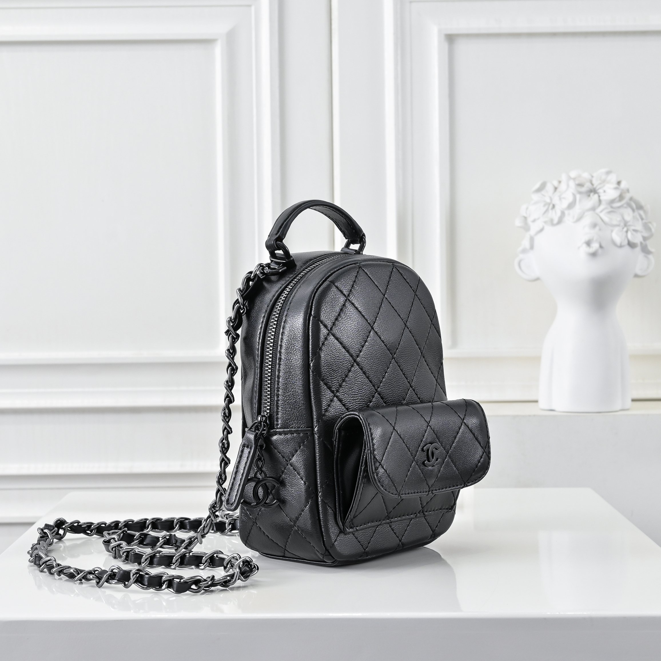 ，CHANE*25C新款mini黑扣小书包双肩包
一眼就爱上的小可爱！这只小巧精致近期真的太火🔥一眼就能