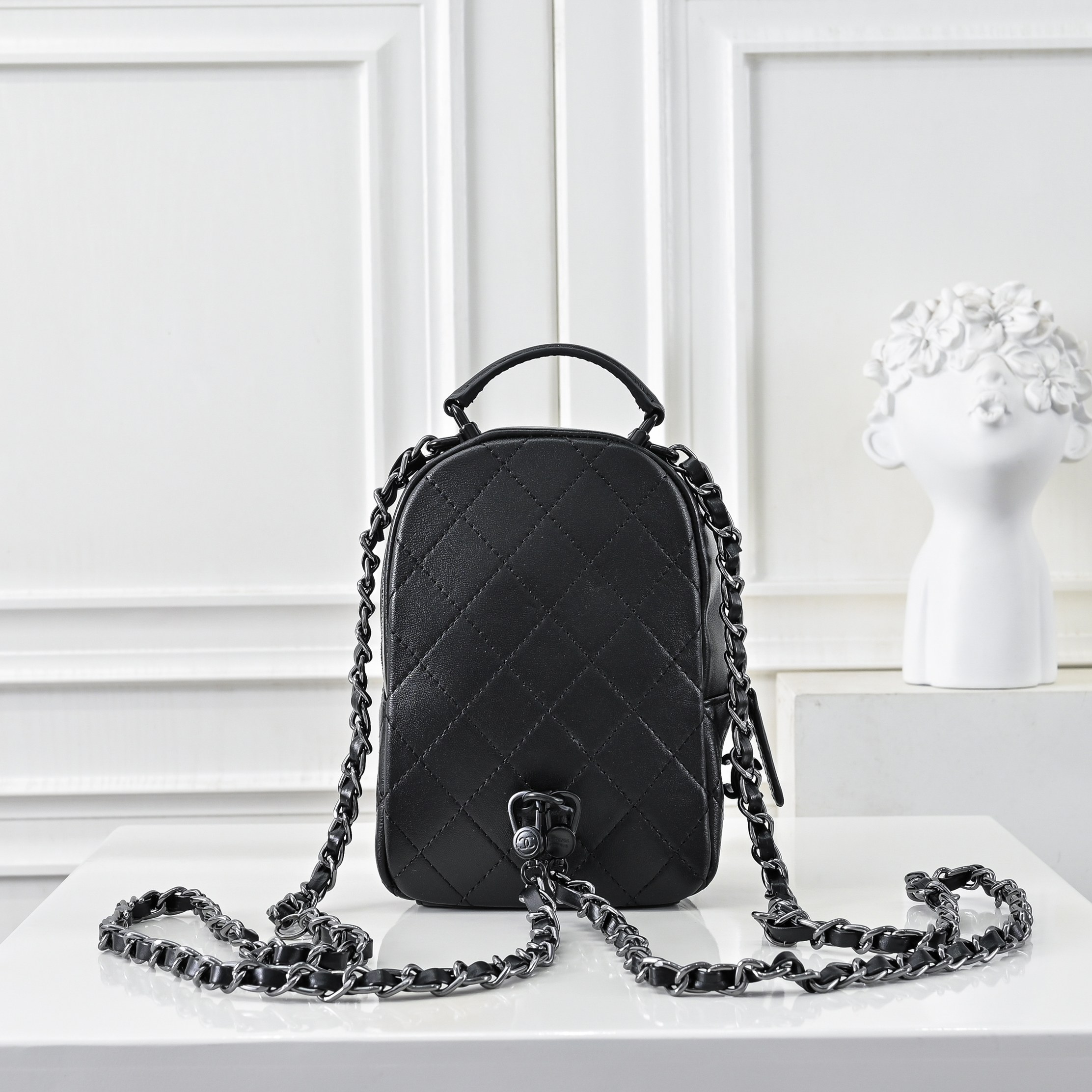 ，CHANE*25C新款mini黑扣小书包双肩包
一眼就爱上的小可爱！这只小巧精致近期真的太火🔥一眼就能