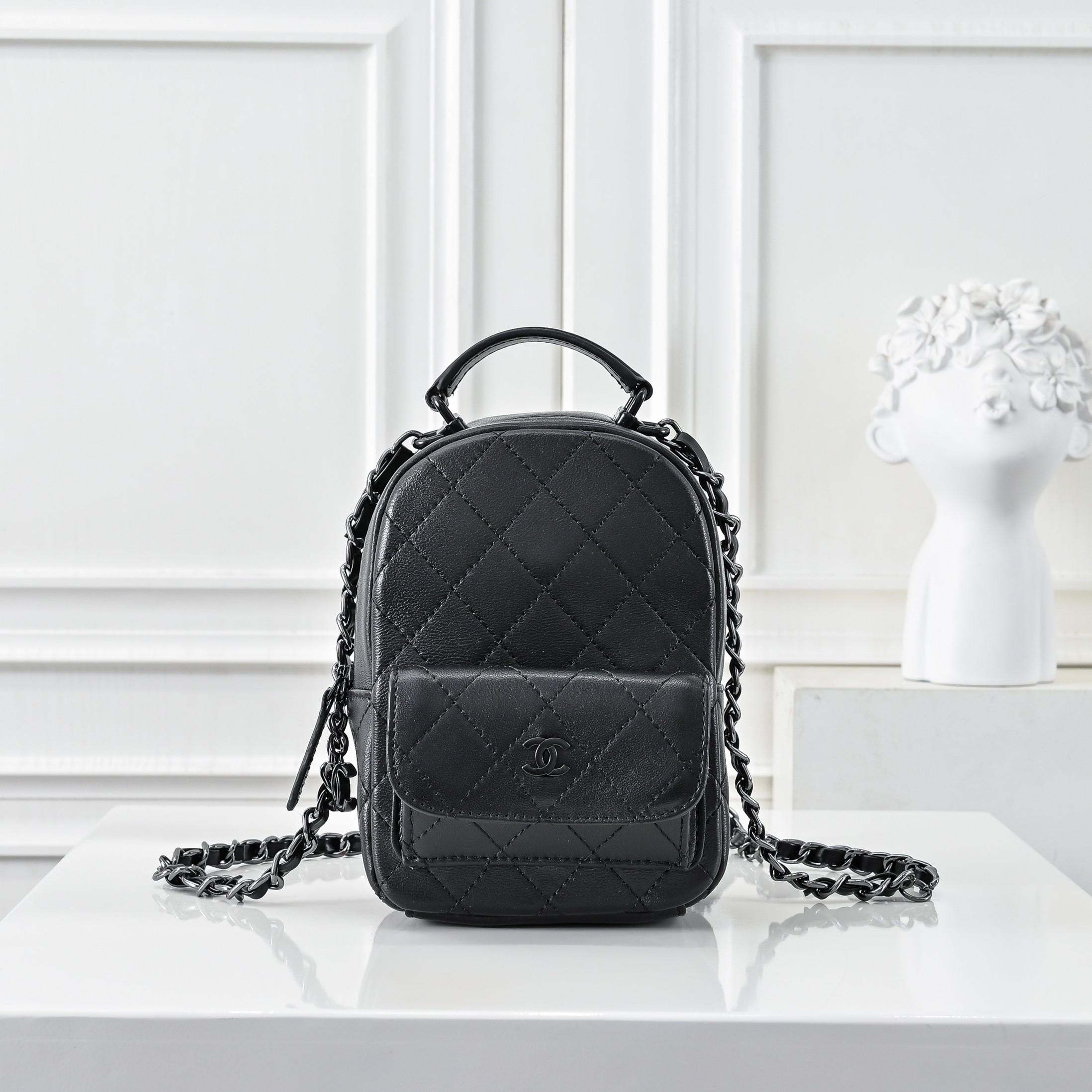 ，CHANE*25C新款mini黑扣小书包双肩包
一眼就爱上的小可爱！这只小巧精致近期真的太火🔥一眼就能