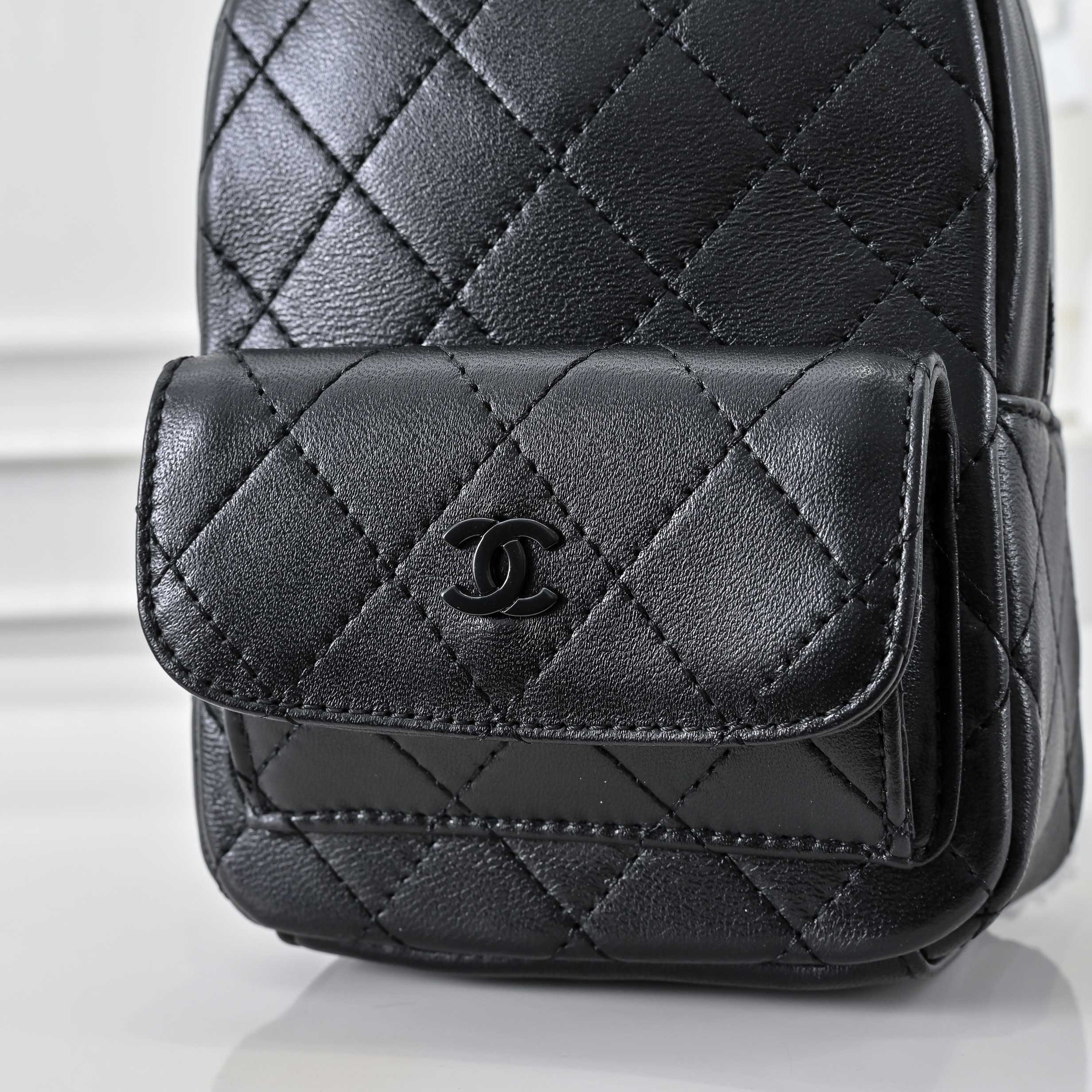 ，CHANE*25C新款mini黑扣小书包双肩包
一眼就爱上的小可爱！这只小巧精致近期真的太火🔥一眼就能