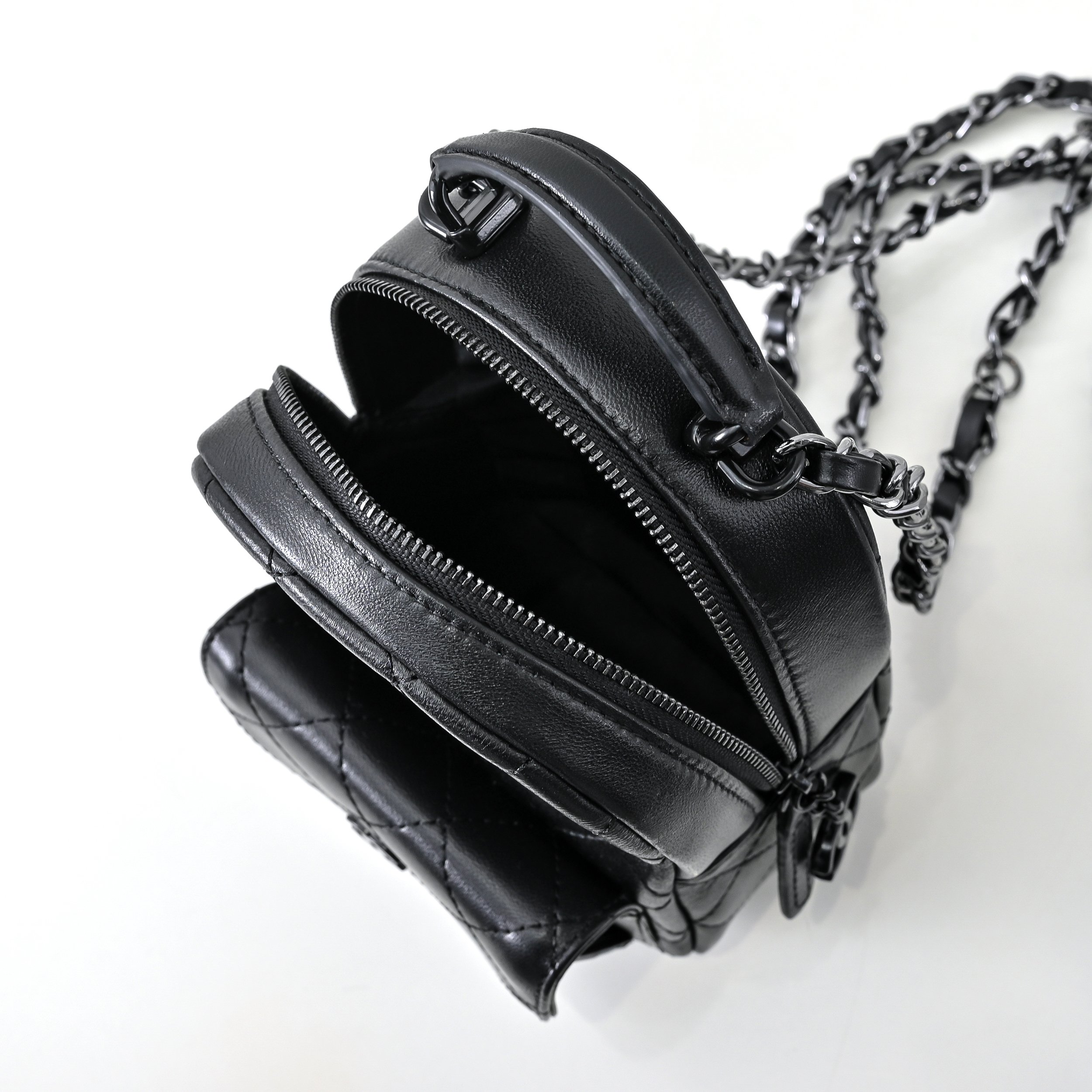 ，CHANE*25C新款mini黑扣小书包双肩包
一眼就爱上的小可爱！这只小巧精致近期真的太火🔥一眼就能