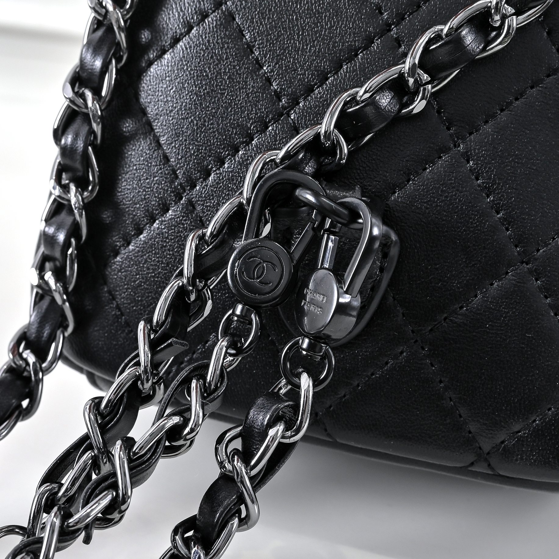 ，CHANE*25C新款mini黑扣小书包双肩包
一眼就爱上的小可爱！这只小巧精致近期真的太火🔥一眼就能