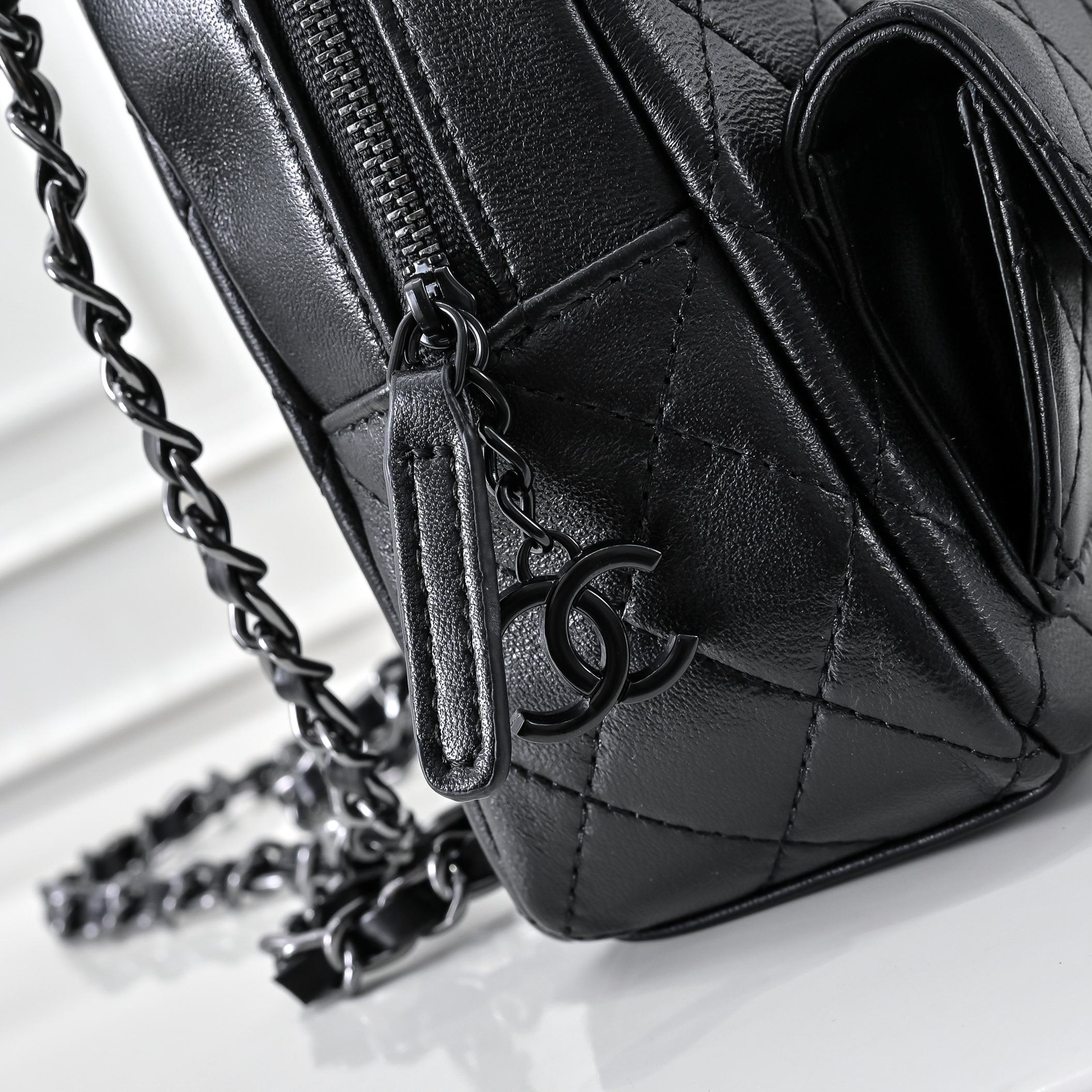 ，CHANE*25C新款mini黑扣小书包双肩包
一眼就爱上的小可爱！这只小巧精致近期真的太火🔥一眼就能