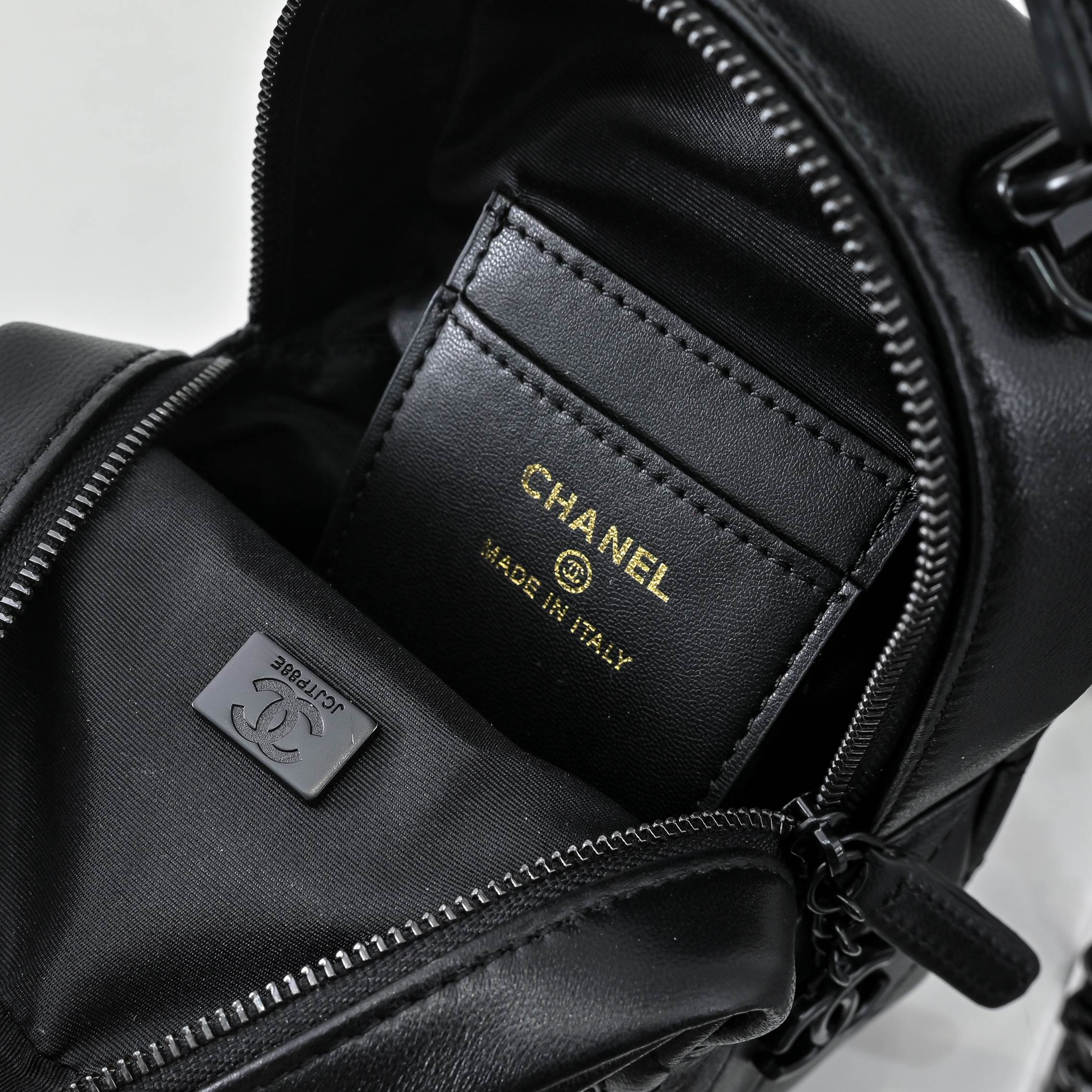 ，CHANE*25C新款mini黑扣小书包双肩包
一眼就爱上的小可爱！这只小巧精致近期真的太火🔥一眼就能