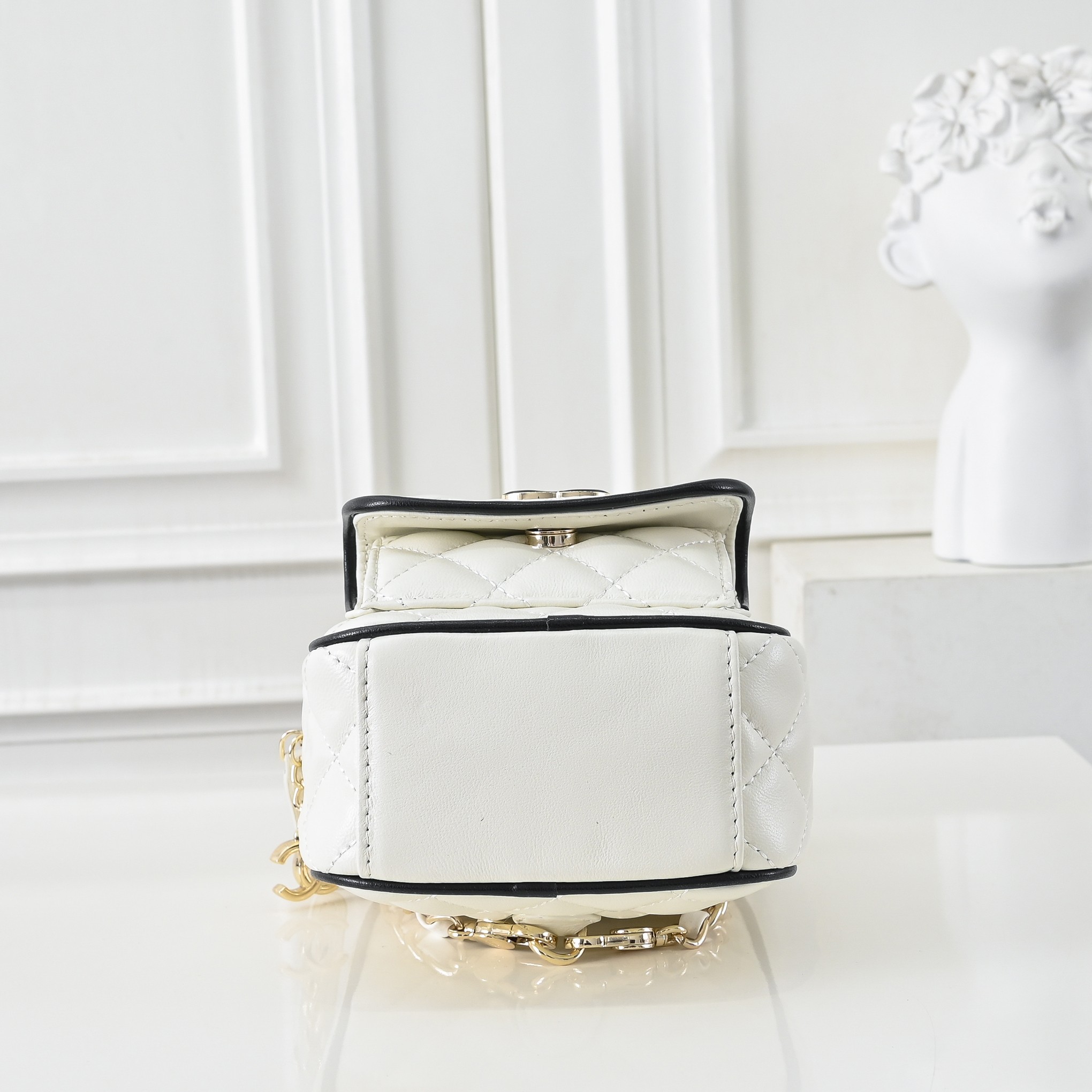 ，CHANE*25C新款mini黑扣配色小书包双肩包
一眼就爱上的小可爱！这只小巧精致近期真的太火🔥一眼