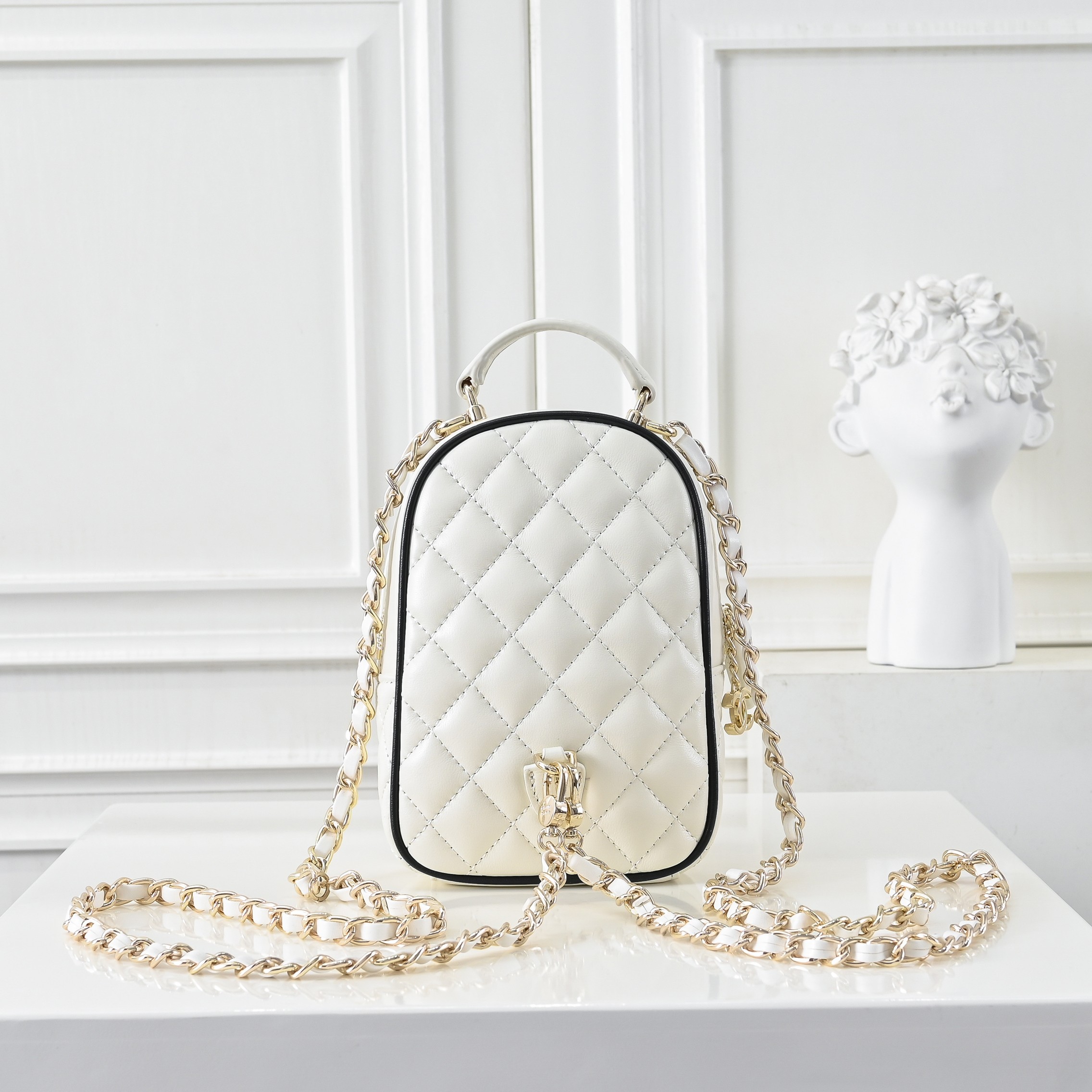 ，CHANE*25C新款mini黑扣配色小书包双肩包
一眼就爱上的小可爱！这只小巧精致近期真的太火🔥一眼