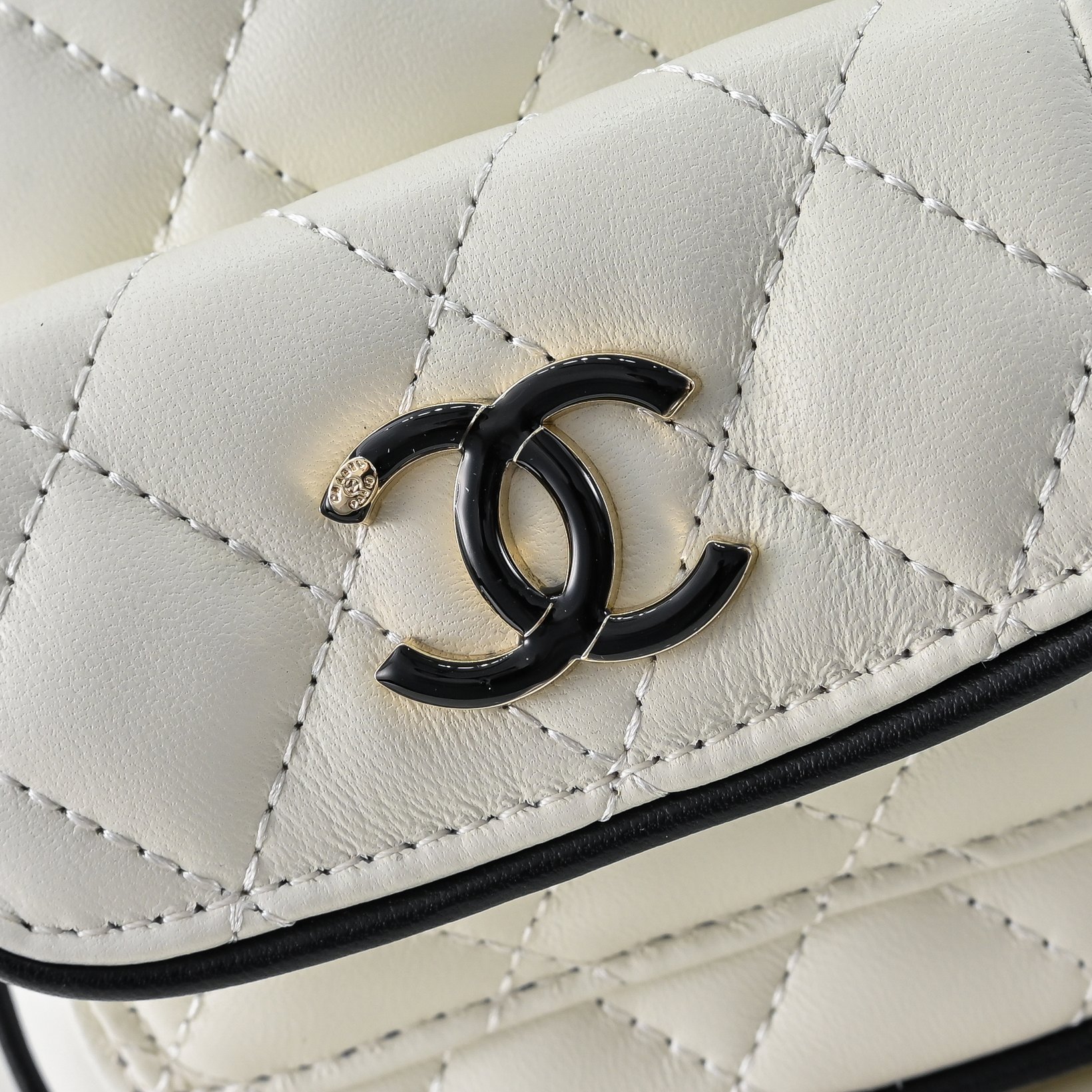 ，CHANE*25C新款mini黑扣配色小书包双肩包
一眼就爱上的小可爱！这只小巧精致近期真的太火🔥一眼