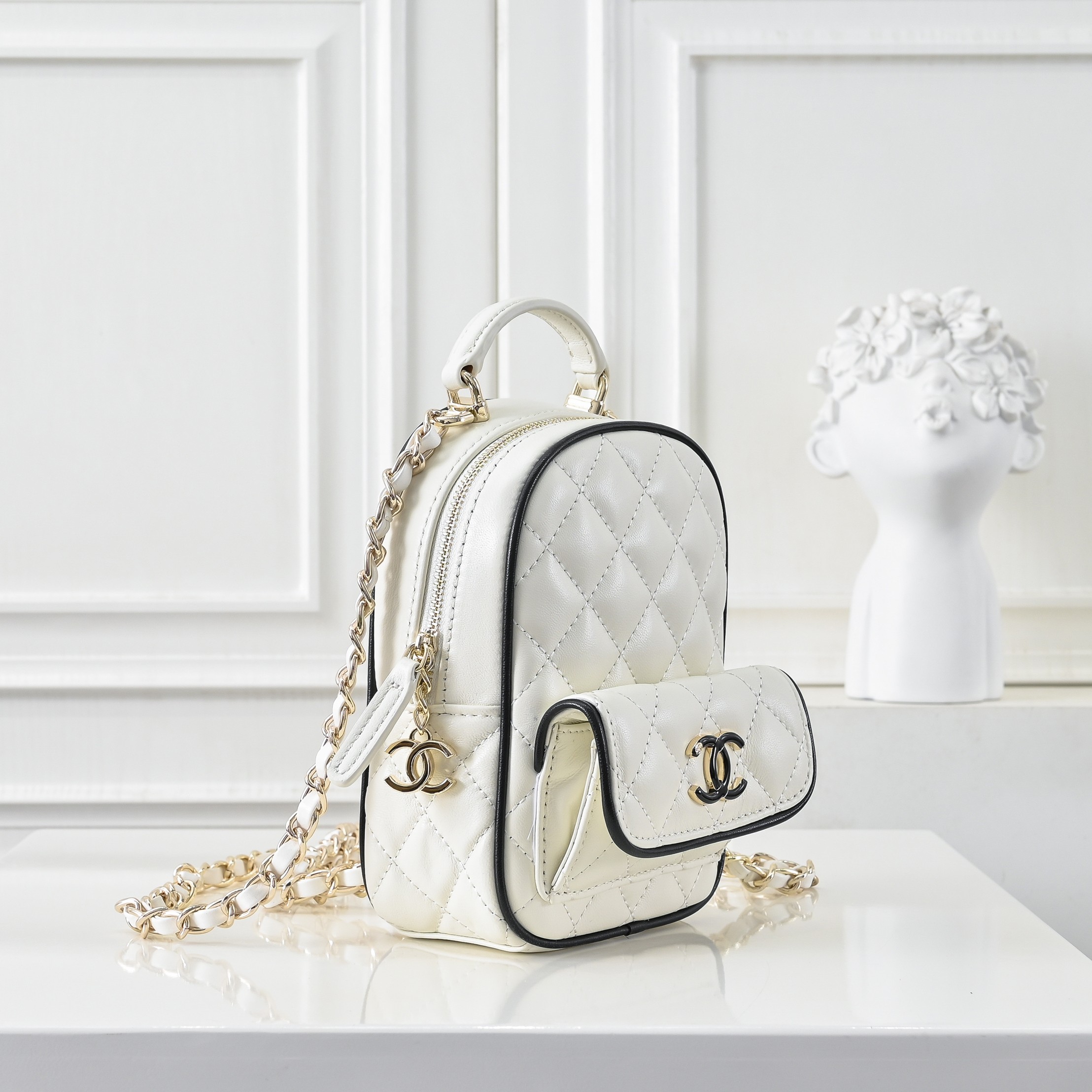 ，CHANE*25C新款mini黑扣配色小书包双肩包
一眼就爱上的小可爱！这只小巧精致近期真的太火🔥一眼